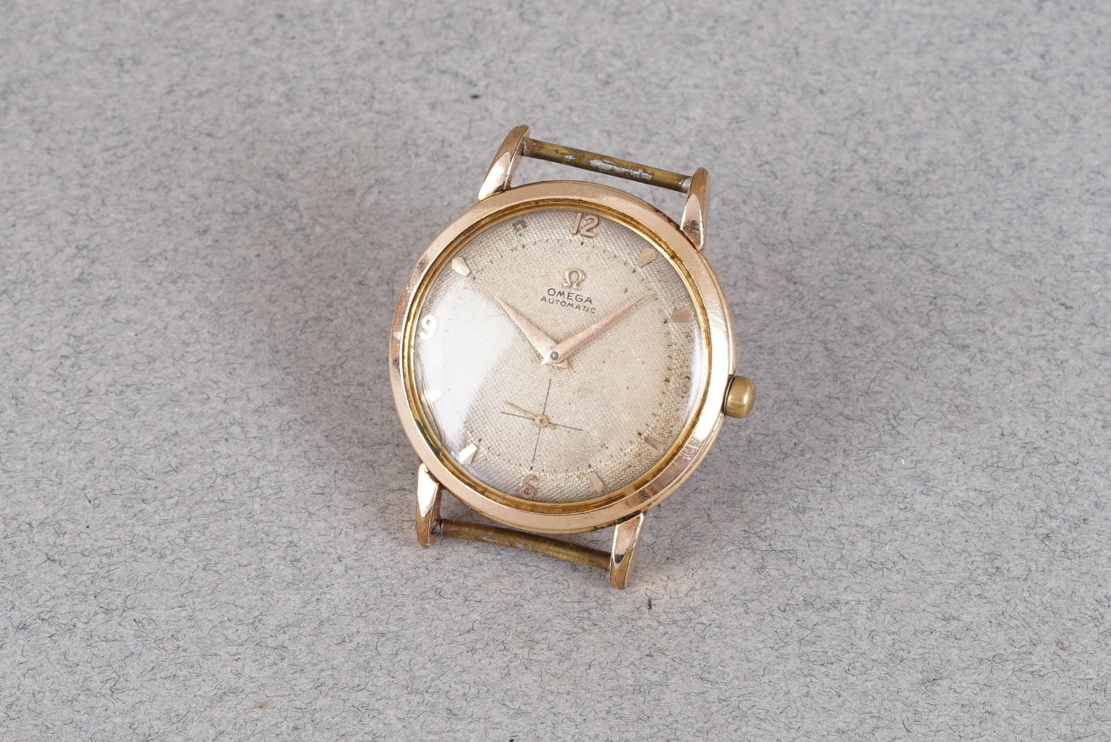 OMEGA HONEYCOMB GOLD PLATED AUTOMATIC BUMPER REF. 2658-3: OMEGA HONEYCOMB GOLD PLATED AUTOMATIC BUMPER REF. 2658-3, this watch is fitted with a patina honeycomb dial with, Mixed hour markers and dagger hands. The 35mm plated case is fitted with a crown and