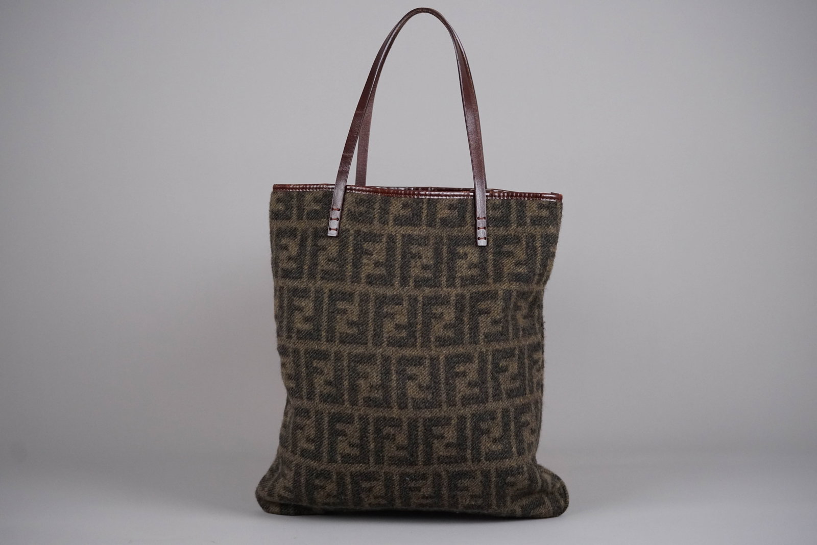 FENDI WOOL FF LOGO TOTE BAG: FENDI WOOL FF LOGO TOTE BAG, width 30cm, height 34cm, depth 1cm. If you have any questions regarding this lot please contact us. For further information on our auction, please refer to our T &
