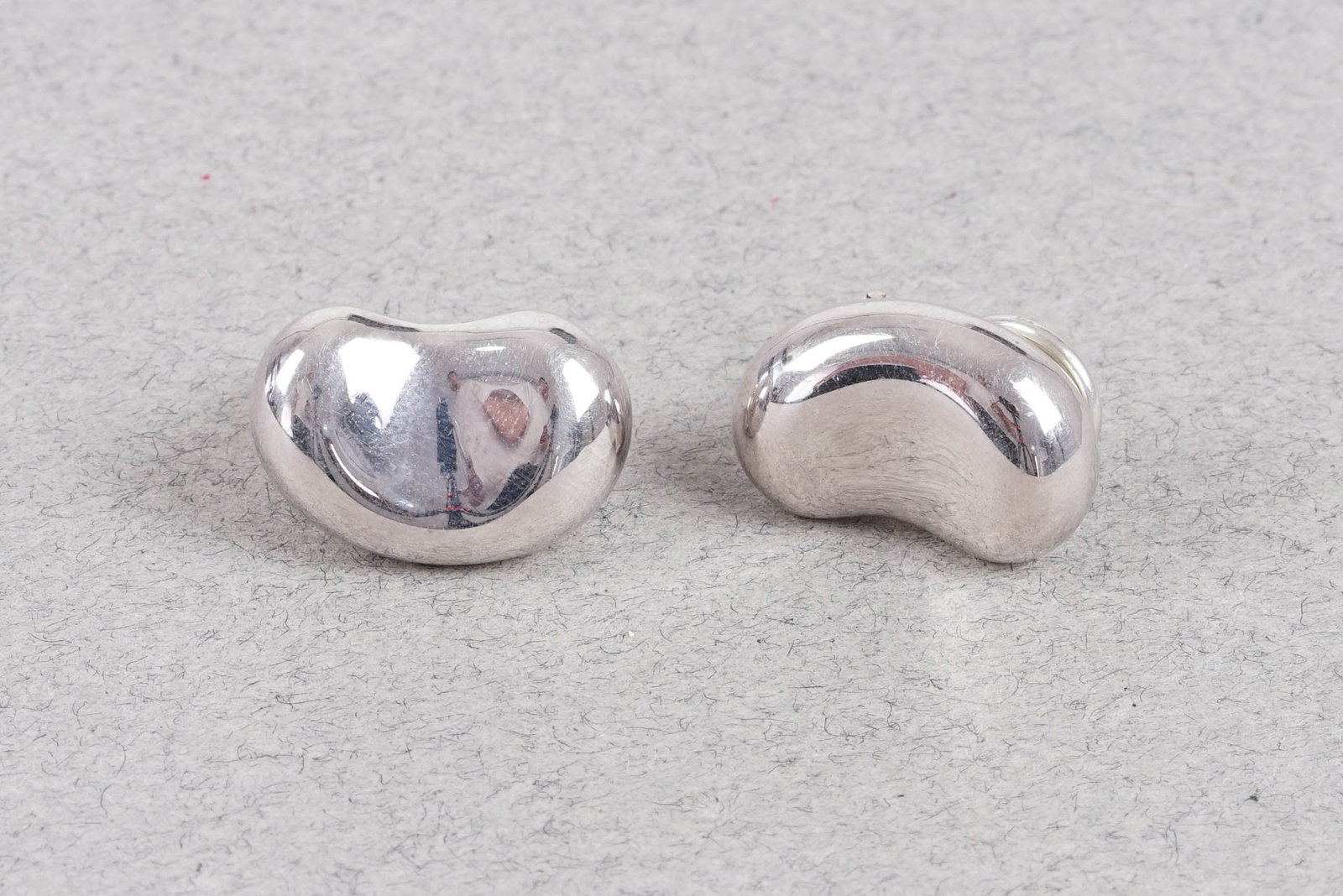 TIFFANY & CO ELSA PERETTI BEAN EARRINGS 925 STERLING SILVER: TIFFANY & CO ELSA PERETTI BEAN EARRINGS 925 STERLING SILVER, approx. dimensions 2.0x1.3cm, approx. weight 9.67g. Clip on. If you have any questions regarding this lot please contact us. For