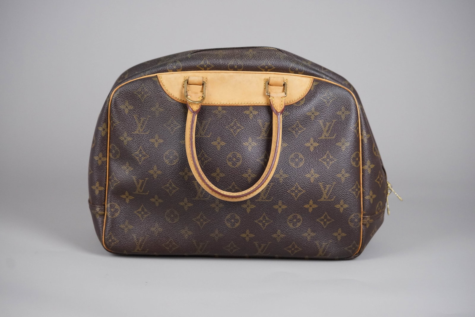 LOUIS VUITTON MONOGRAM DEAUVILLE HANDBAG M47270: LOUIS VUITTON MONOGRAM DEAUVILLE HANDBAG M47270, width 33cm, height 25cm, depth 13cm, no serial present, condition rank: For further information on our auction, please refer to our T & Cs. We do