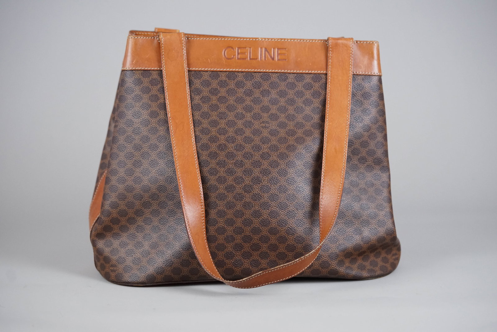 CELINE MACADAM TOTE BAG: CELINE MACADAM TOTE BAG, width 35cm, height 28cm, depth 16.5cm, condition rank: For further information on our auction, please refer to our T & Cs. We do not guarantee the accuracy of time