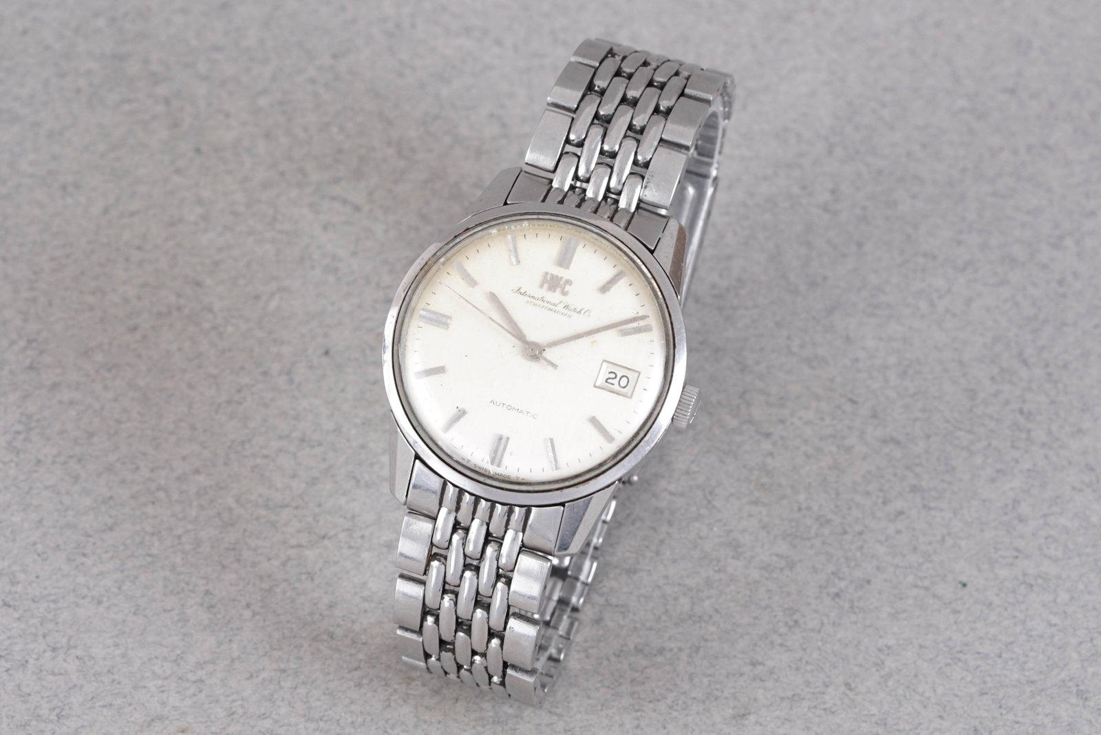 IWC SCHAFFHAUSEN AUTOMATIC DATE GAY FRERES BRACELET: IWC SCHAFFHAUSEN AUTOMATIC DATE GAY FRERES BRACELET, this watch is fitted with a circular white dial with date window, baton hour markers and hands. The 35mm steel case is fitted with a IWC crown and