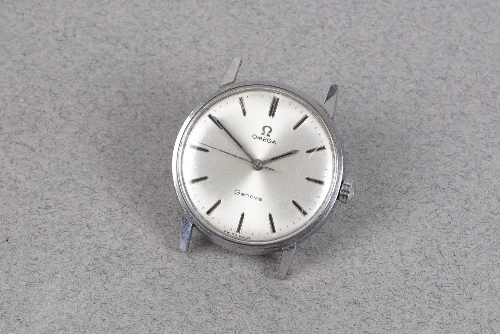 OMEGA GENEVE WRISTWATCH: OMEGA GENEVE WRISTWATCH, this watch is fitted with a circular silver dial with stick hour markers and hands. The 33mm stainless steel case is fitted with a crown and a case back. Inside is a