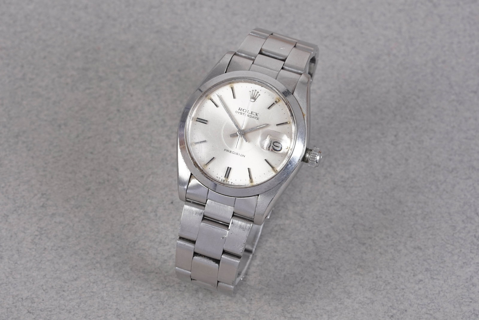 ROLEX OYSTERDATE PRECISION REF. 6694 CIRCA 1982: ROLEX OYSTERDATE PRECISION REF. 6694 CIRCA 1982, this watch is fitted with a circular white dial with date window, baton hour markers and hands. The 35mm steel case is fitted with a Rolex crown