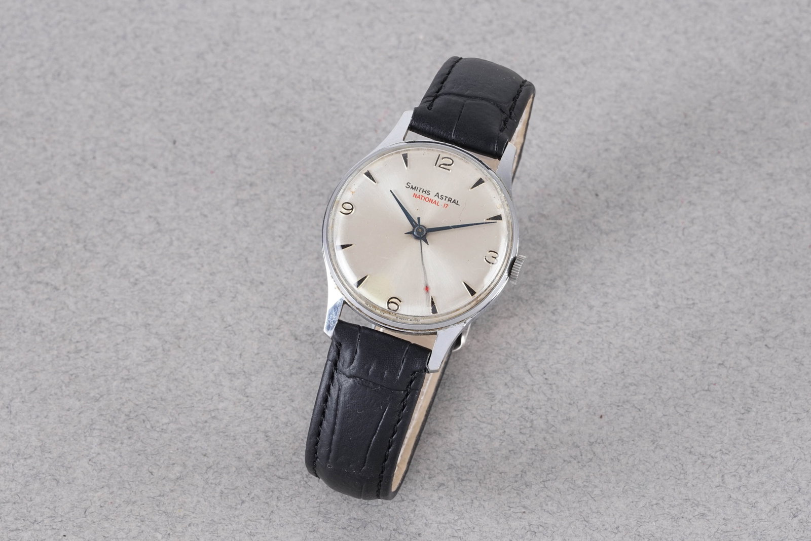 SMITHS ASTRAL NATIONAL 17 WRISTWATCH: SMITHS ASTRAL NATIONAL 17 WRISTWATCH, this watch is fitted with a circular silver dial with hour markers and hands. The 33mm stainless steel case is fitted with a crown and a snap case back. Inside