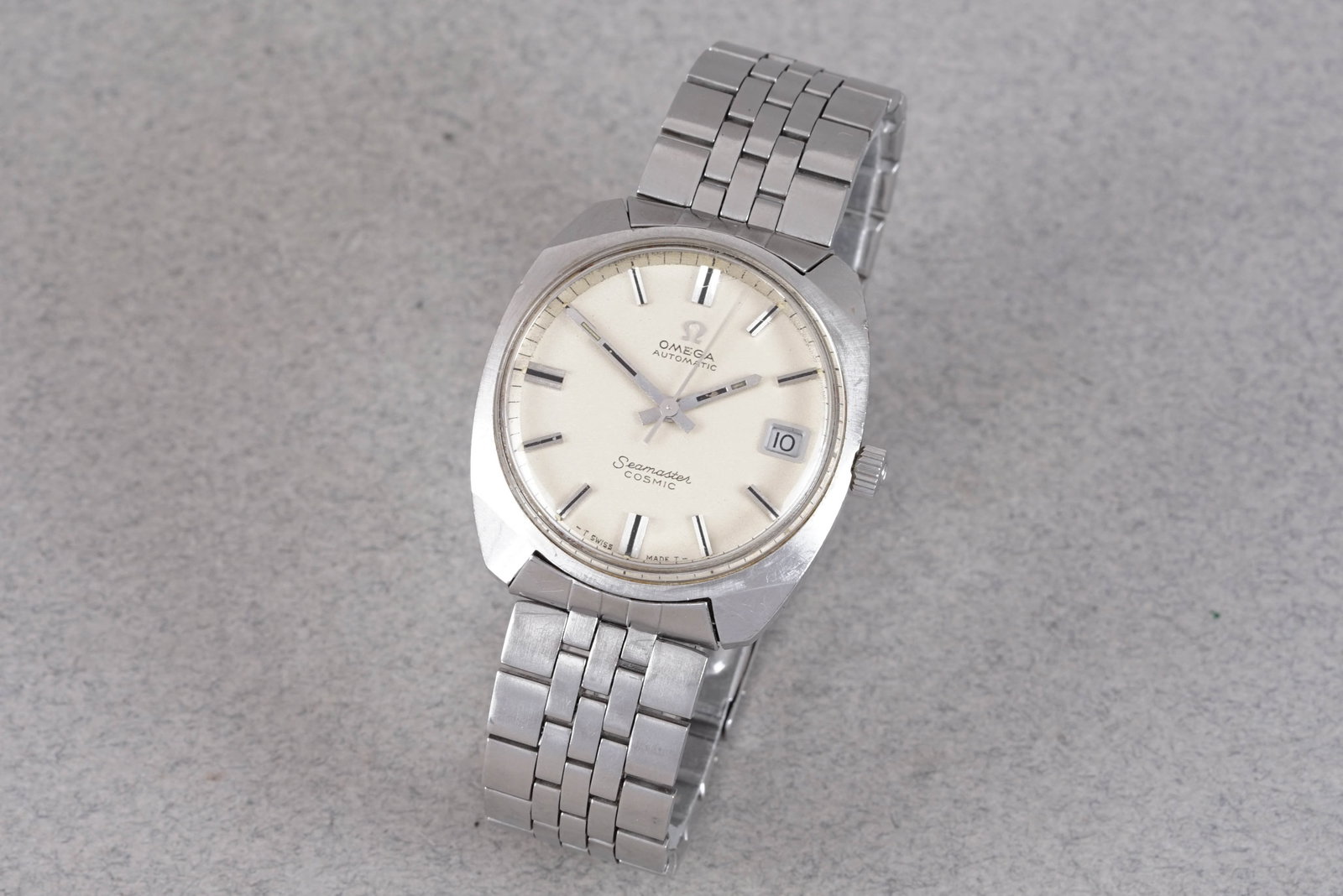 OMEGA SEAMASTER COSMIC AUTOMATIC DATE REF. 166.022: OMEGA SEAMASTER COSMIC AUTOMATIC DATE REF. 166.022, this watch is fitted with a circular white dial with date window, baton hour markers and hands. The 34mm steel case is fitted with an omega crown