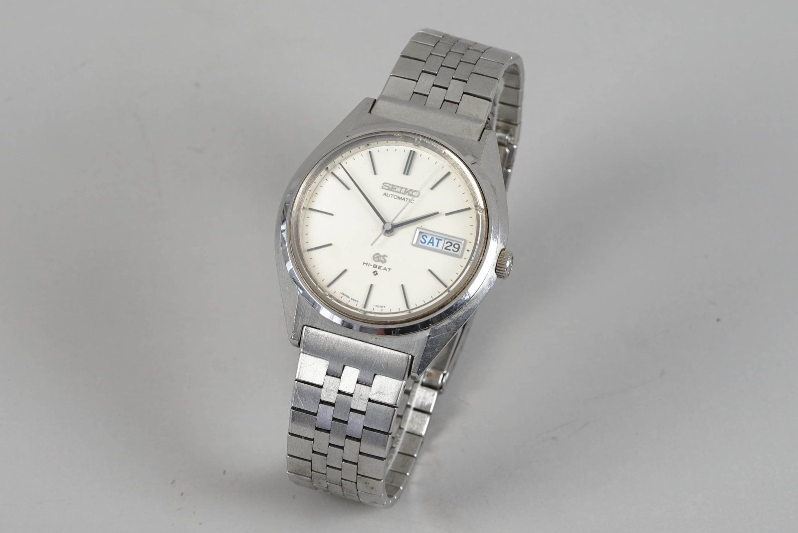 GRAND SEIKO HI-BEAT AUTOMATIC DAY DATE REF. 5646-7010: GRAND SEIKO HI-BEAT AUTOMATIC DAY DATE REF. 5646-7010 DIAL: Circular off white dial with stick hour markers and hands, day date window CASE: 36mm stainless steel case, GS crown and screw down case bac