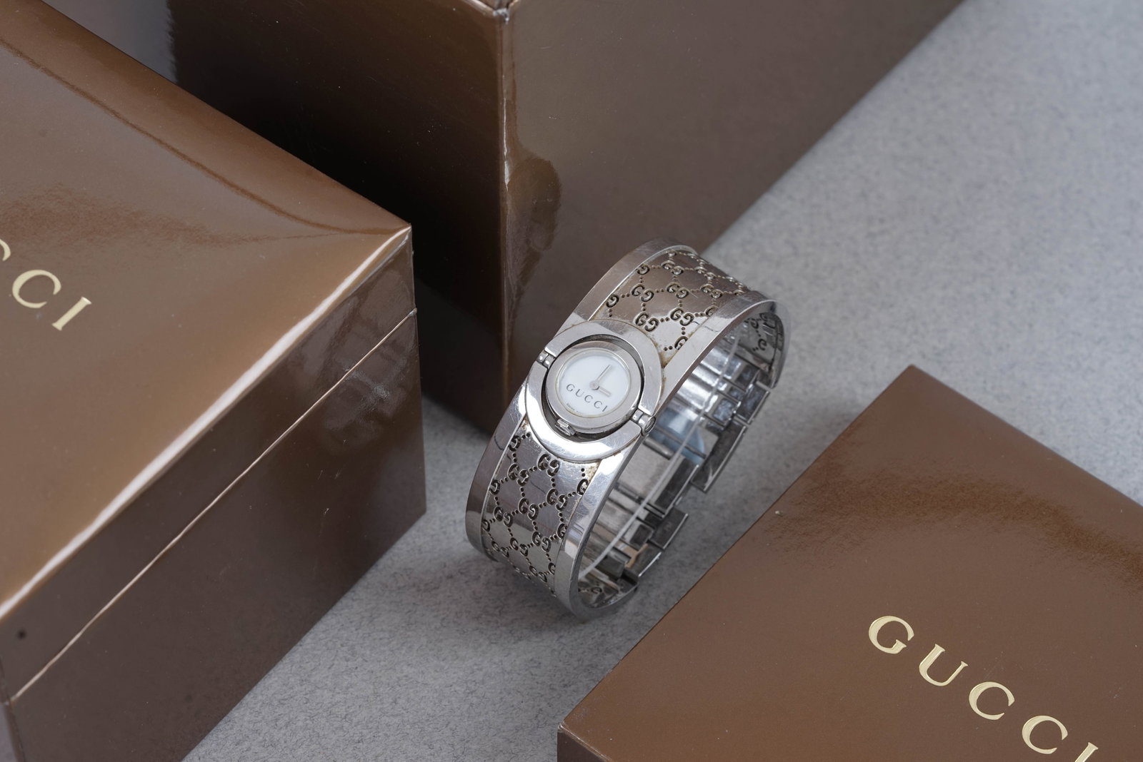 GUCCI GG BANGLE WRISTWATCH W/ BOX REF. 112: GUCCI GG BANGLE WRISTWATCH W/ BOX REF. 112, this watch is a ref. 112 and is fitted with a white round dial dial. The 17 mm steel case is fitted with a crown and a snap case back. Inside is a quart