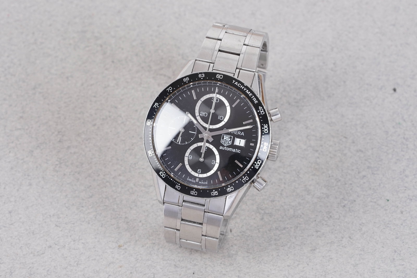 TAG HEUER CARRERA AUTOMATIC CHRONOGRAPH REF. CV2010-3: TAG HEUER CARRERA AUTOMATIC CHRONOGRAPH REF. CV2010-3, this watch is fitted with a black circular dial with 3 sub dials, day/date window, baton hour markers and hands. The 42mm steel case is fitted