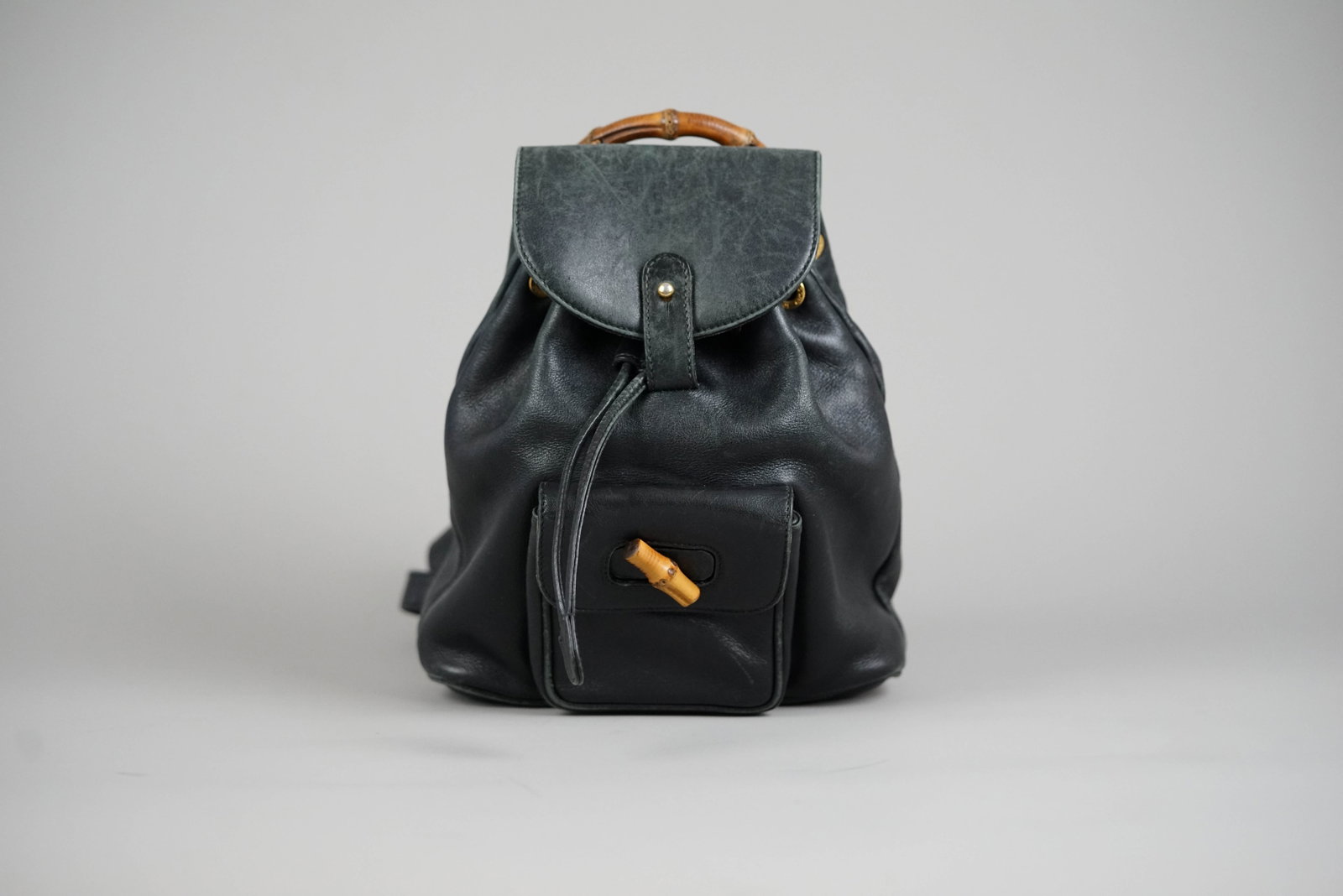 GUCCI BAMBOO BACKPACK LEATHER 0030 BLACK: GUCCI BAMBOO BACKPACK LEATHER 0030 BLACK DIMENSIONS: Width 20cm, height 22cm, depth 7cm COLOUR: Black MATERIAL: Leather ACCESSORIES: N/A CONDITION RANK: BC If you have any questions regarding this