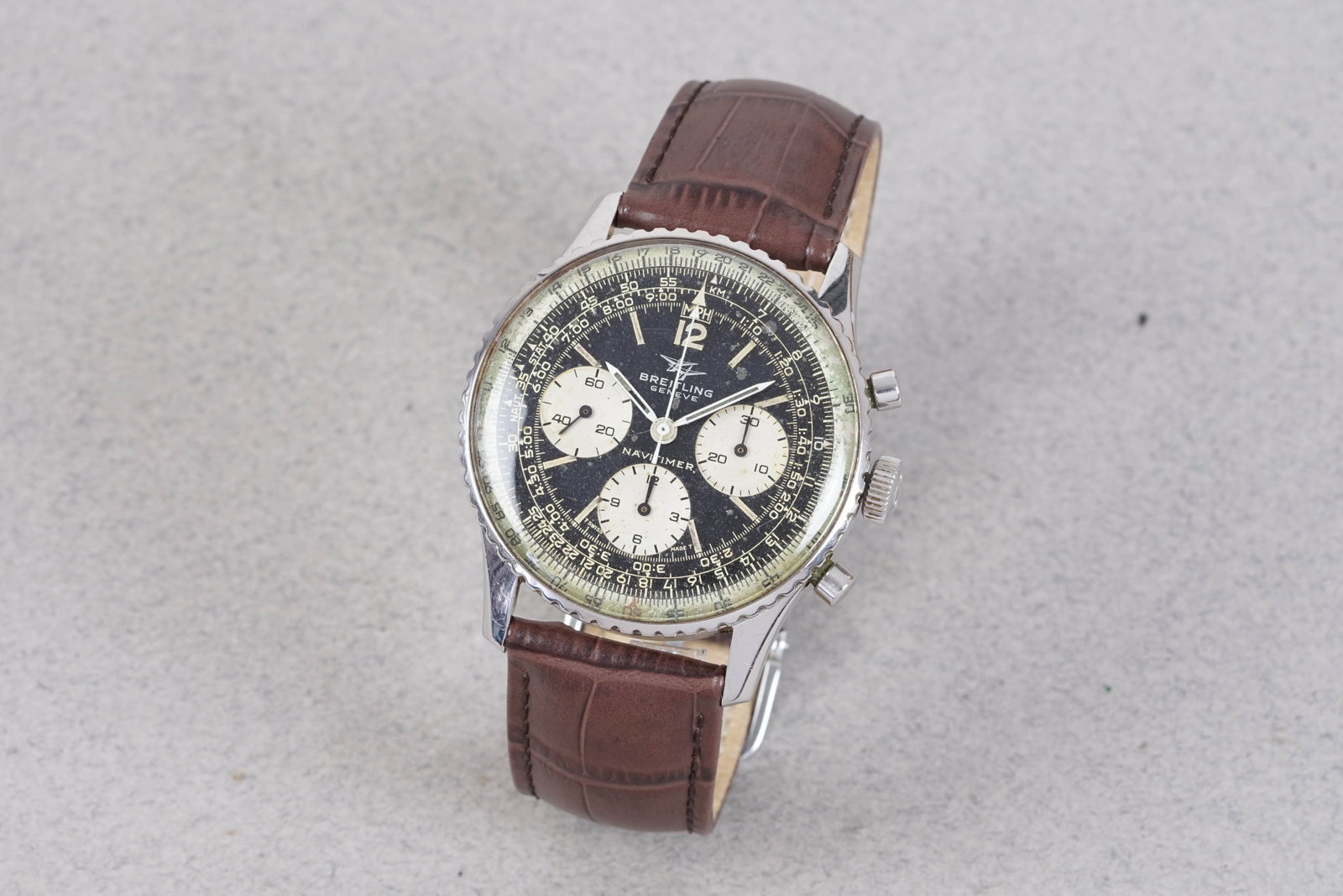 BREITLING NAVITIMER CHRONOGRAPH REF. 806: BREITLING NAVITIMER CHRONOGRAPH REF. 806, this watch is fitted with a circular black dial with 3 sub dials, baton hour markers and hands. The 41mm steel case is fitted with a Breitling crown rotating