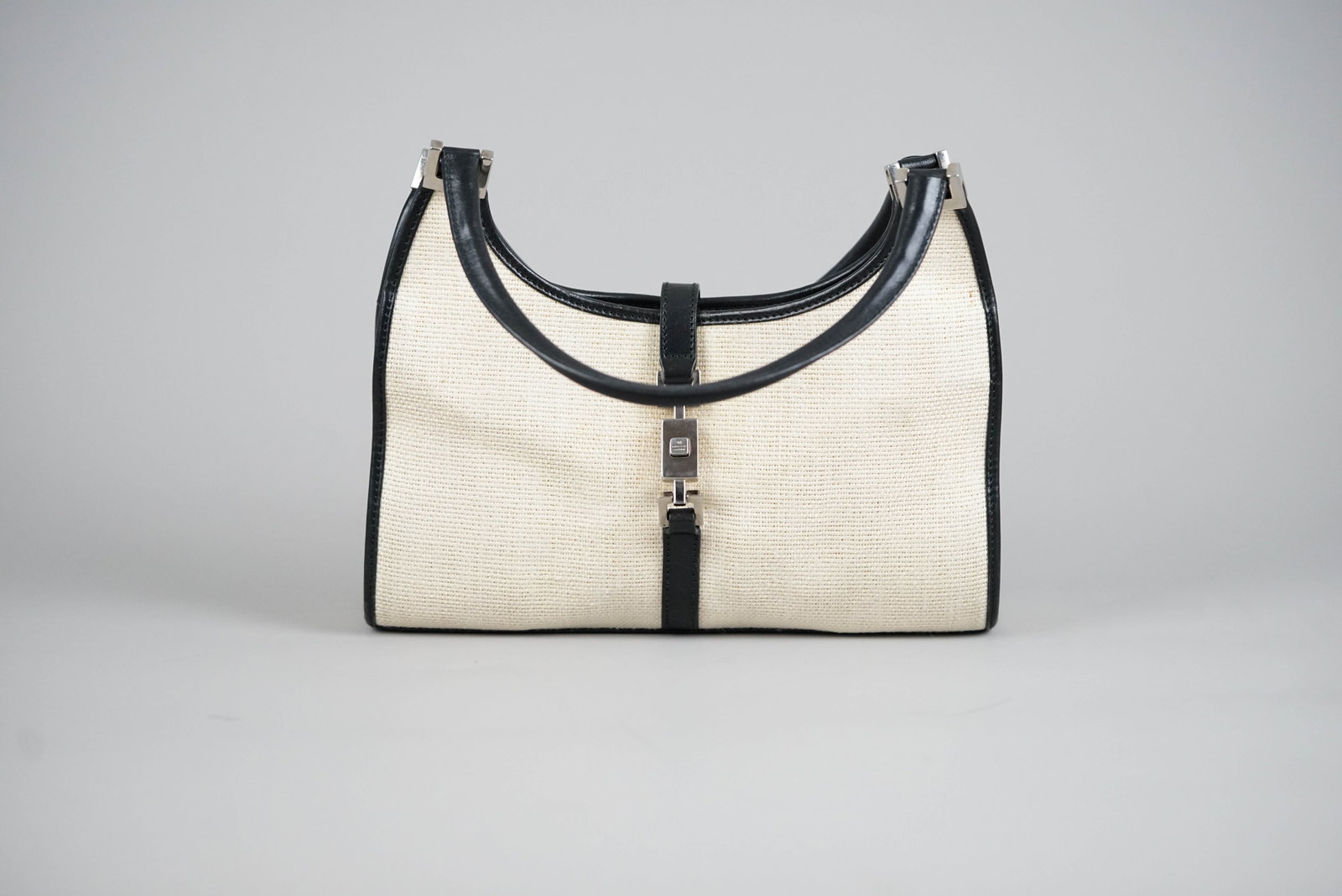 GUCCI JACKIE HANDBAG CANVAS 001998 TWO-TONE: GUCCI JACKIE HANDBAG CANVAS 001998 TWO-TONE DIMENSIONS: Width 25cm, height 15cm, depth 6cm COLOUR: Beige, black MATERIAL: Canvas, leather ACCESSORIES: N/A CONDITION RANK: B If you have any questions