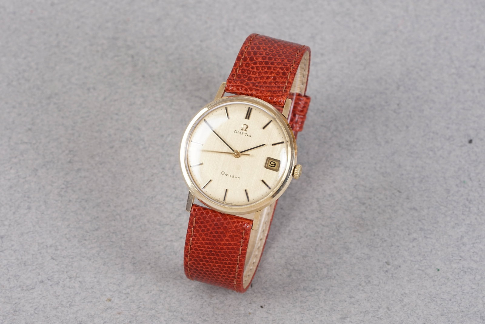 OMEGA DE VILLE 9CT GOLD WRISTWATCH: OMEGA DE VILLE 9CT GOLD WRISTWATCH, this watch is fitted with a gold coloured circular dial with date window, baton hour markers and hands. The 35mm 9ct gold case is fitted with an omega crown and a