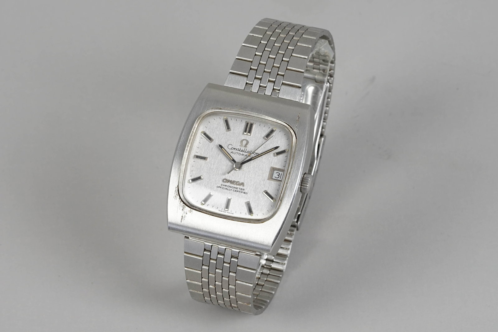 OMEGA CONSTELLATION CHRONOMETER AUTOMATIC DATE WRISTWATCH: OMEGA CONSTELLATION CHRONOMETER AUTOMATIC DATE WRISTWATCH DIAL: Brushed silver grey dial with applied hour markers and date window CASE: 33mm stainless steel case, omega crown MOVEMENT: Automatic