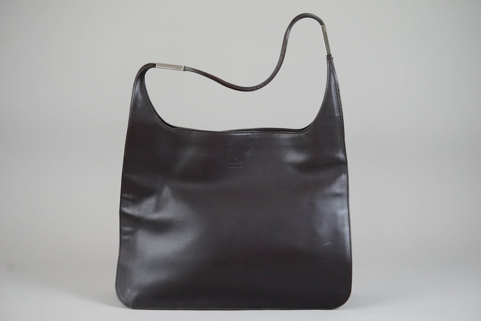 GUCCI SHOULDER BAG LEATHER 002058 BROWN: GUCCI SHOULDER BAG LEATHER 002058 BROWN DIMENSIONS: Width 37cm, height 30cm, depth 11cm COLOUR: brown MATERIAL: leather ACCESSORIES: n/a CONDITION RANK: B If you have any questions regarding this lot