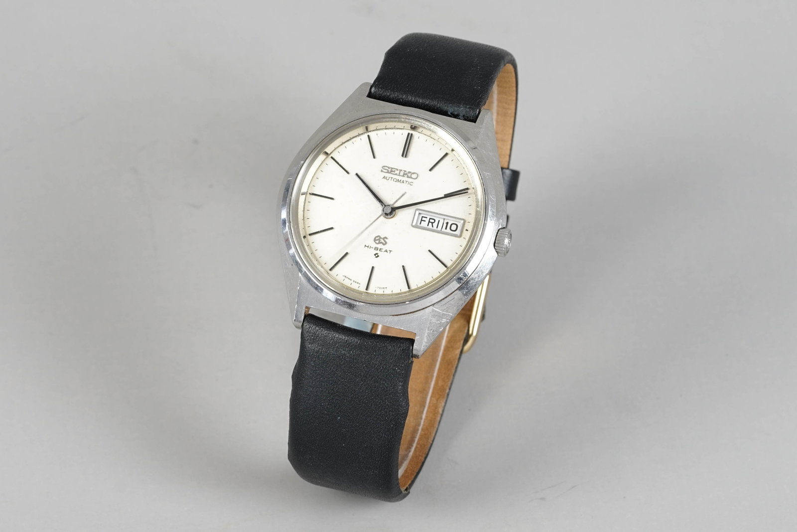 GRAND SEIKO HI-BEAT AUTOMATIC DAY DATE REF. 5646-7010: GRAND SEIKO HI-BEAT AUTOMATIC DAY DATE REF. 5646-7010 DIAL: Circular off white dial, black stick hour marks and hands, day date window CASE: 37mm stainless steel, GS crown, screw down case back MOVEME
