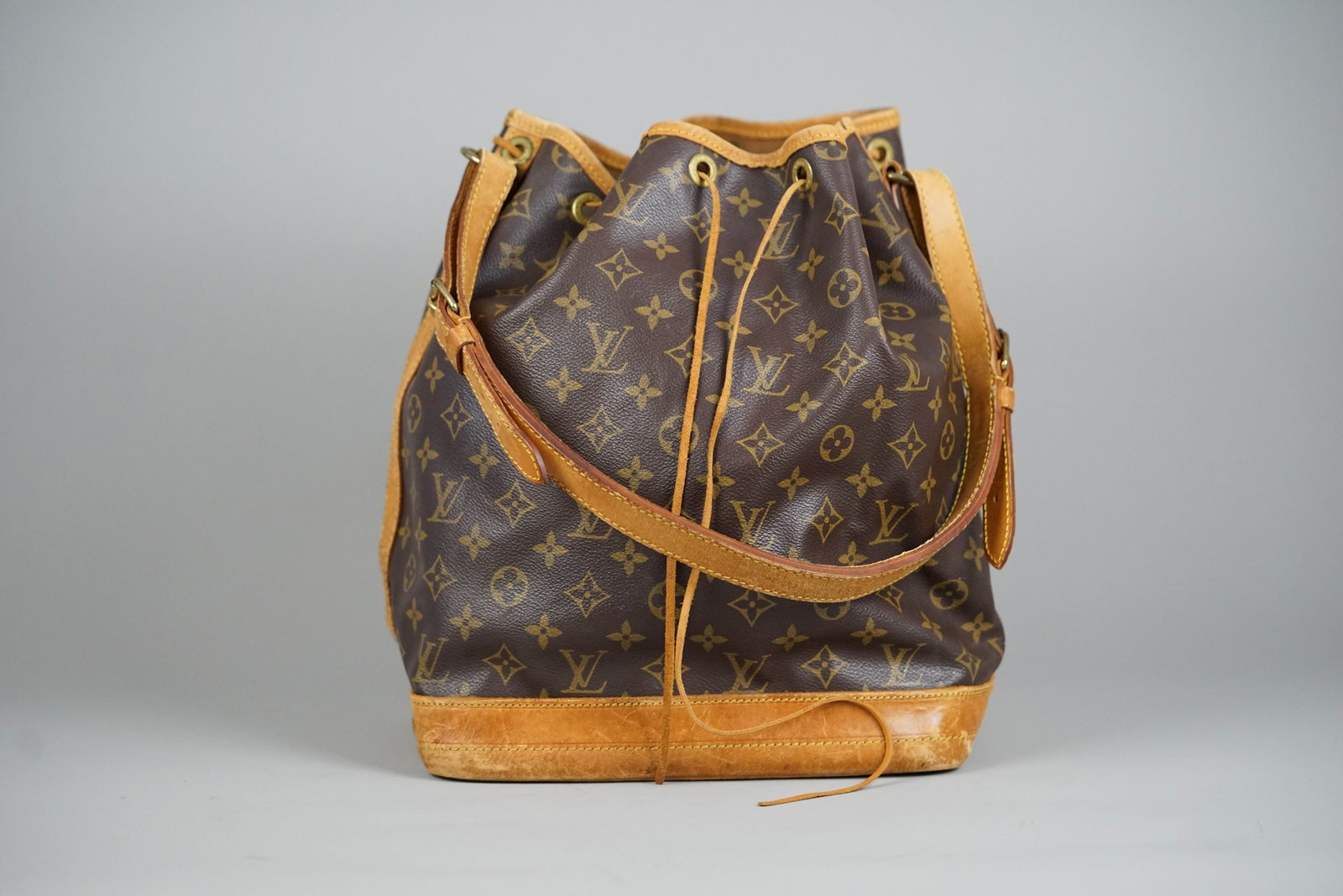 LOUIS VUITTON MONOGRAM NOE SHOULDER BAG M42224 AR0933: LOUIS VUITTON MONOGRAM NOE SHOULDER BAG M42224 AR0933 DIMENSIONS: Width cm, height cm, depth cm COLOUR: MATERIAL: ACCESSORIES: card dust bag strap CONDITION RANK: C If you have any questions regarding