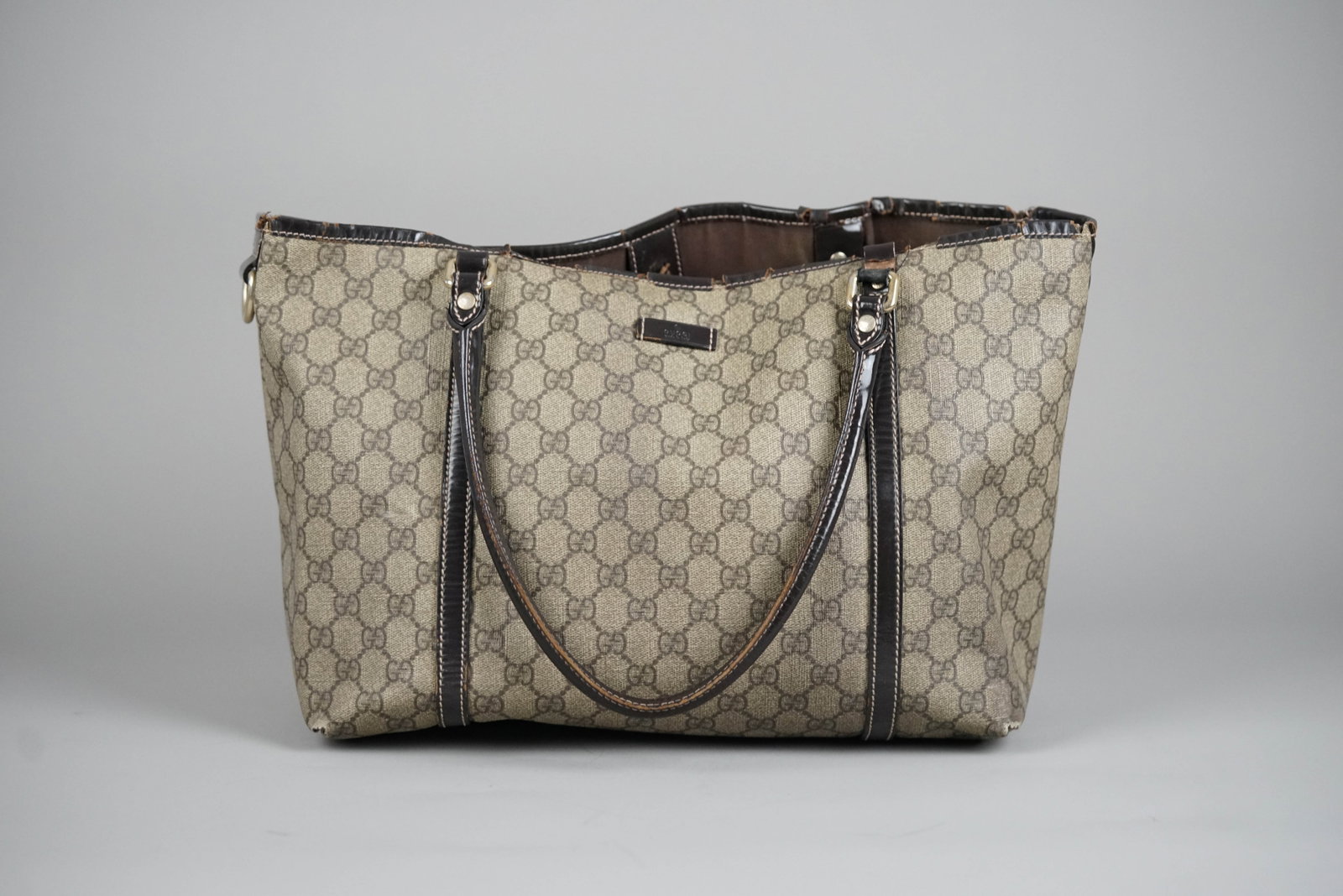 GUCCI GG SUPREME TOTE BAG PVC 524947 BROWN: GUCCI GG SUPREME TOTE BAG PVC 524947 BROWN DIMENSIONS: Width 34cm, height 26cm, depth 14cm ACCESSORIES: N/A CONDITION RANK: C - Cracking on trim If you have any questions regarding this lot please