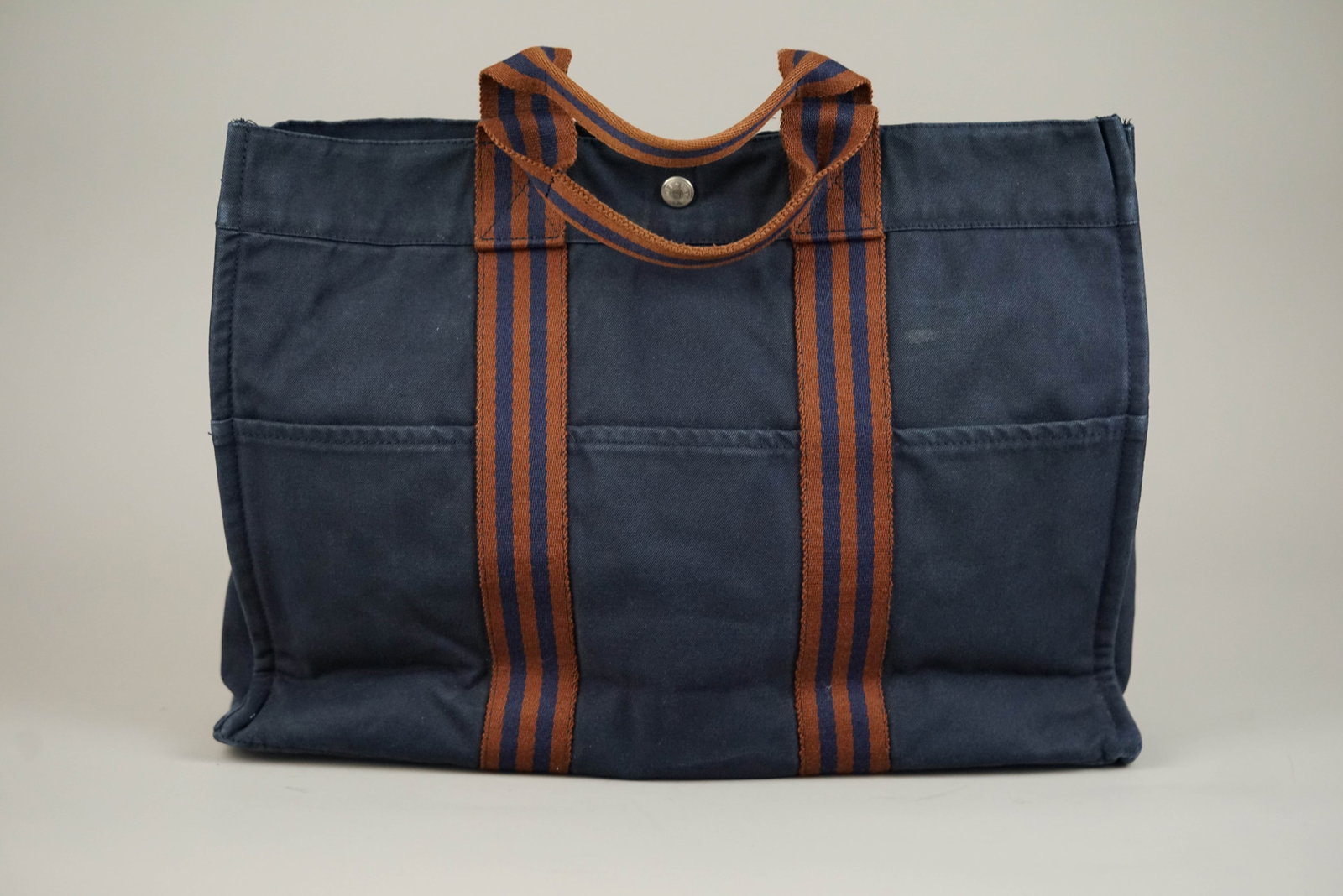 HERMES MM TOTE BAG CANVAS TWO-TONE: HERMES MM TOTE BAG CANVAS TWO-TONE DIMENSIONS: Width 42cm, height 30cm, depth 10cm COLOUR: Navy two tone MATERIAL: Canvas ACCESSORIES: N/A CONDITION RANK: BC If you have any questions regarding this l
