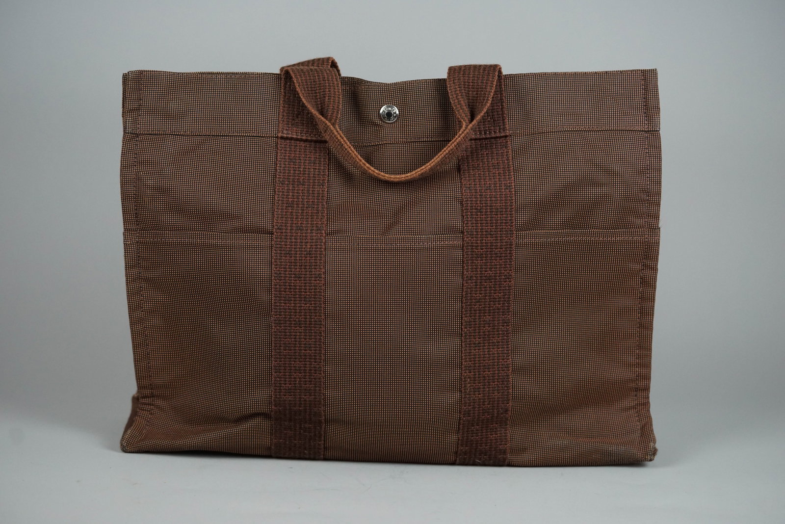 HERMES YALE LINE MM TOTE BAG CANVAS BROWN: HERMES YALE LINE MM TOTE BAG CANVAS BROWN DIMENSIONS: Width 42cm, height 30cm, depth 10cm COLOUR: Brown, black MATERIAL: Canvas ACCESSORIES: N/A CONDITION RANK: B If you have any questions regarding t