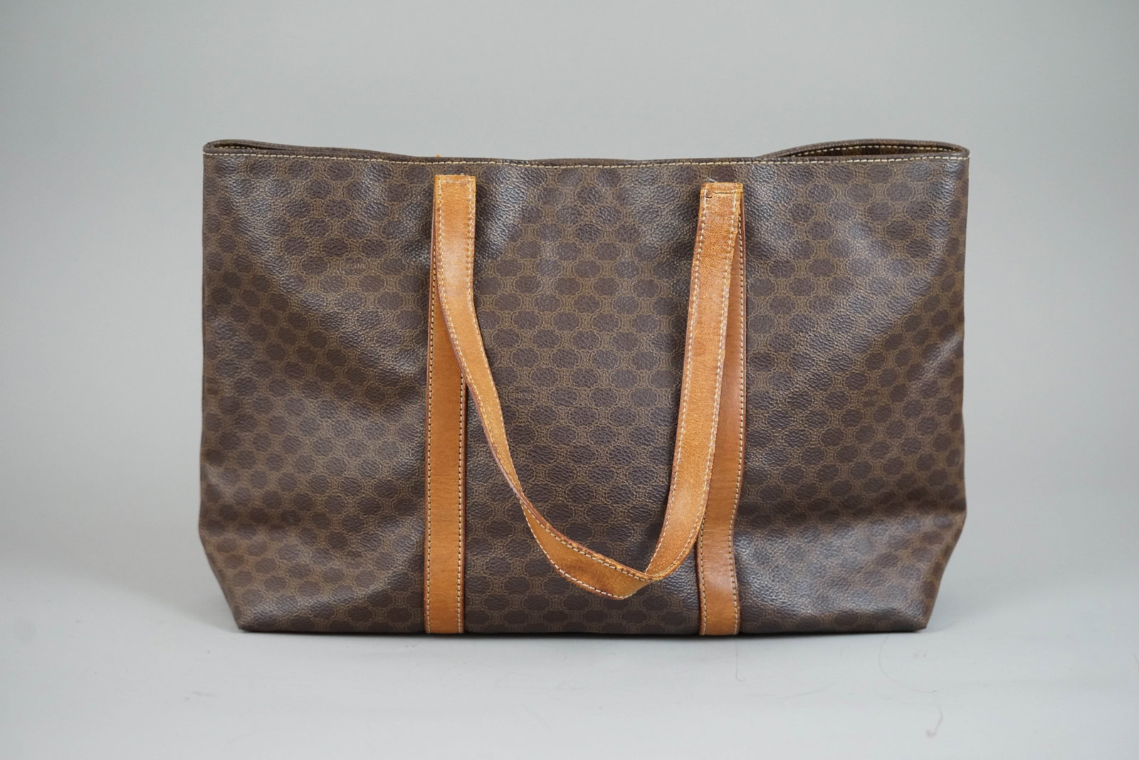 CELINE MACADAM TOTE BAG BROWN: CELINE MACADAM TOTE BAG BROWN DIMENSIONS: Width 34cm, height 26cm, depth 11cm COLOUR: brown MATERIAL: ACCESSORIES: n/a CONDITION RANK: B If you have any questions regarding this lot please contact