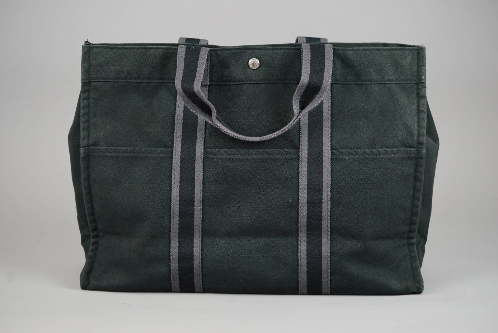 HERMES GM TOTE BAG CANVAS TWO-TONE: HERMES GM TOTE BAG CANVAS TWO-TONE DIMENSIONS: Width 46cm, height 32cm, depth 15cm COLOUR: MATERIAL: ACCESSORIES: card dust bag strap CONDITION RANK: BC If you have any questions regarding this lot pl