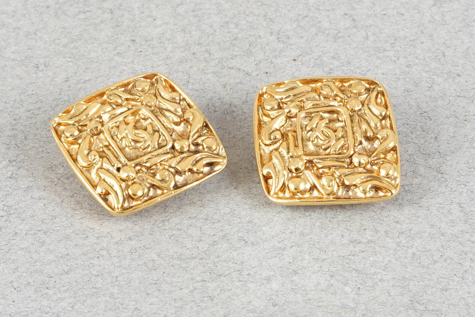 CHANEL EARRINGS: CHANEL EARRINGS, dimensions 31x27mm at the points, approx. 20.08g weight. If you have any questions regarding this lot please contact us. For further information on our auction, please refer to our T 