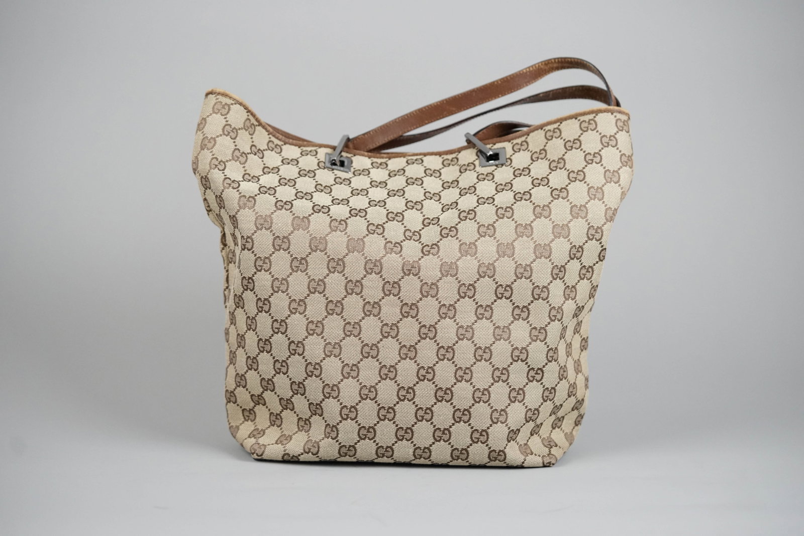 GUCCI GG CANVAS TOTE BAG CANVAS 3444 BROWN: GUCCI GG CANVAS TOTE BAG CANVAS 3444 BROWN DIMENSIONS: Width 36cm, height 30cm, depth 11cm COLOUR: Brown two tone MATERIAL: Canvas ACCESSORIES: N/A CONDITION RANK: B If you have any questions