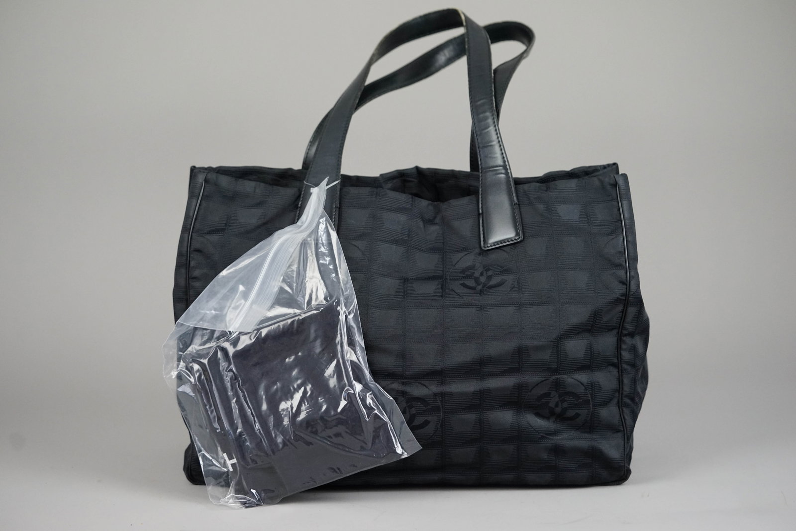 CHANEL NEW TRAVEL TOTE BAG NYLON 8317512 BLACK: CHANEL NEW TRAVEL TOTE BAG NYLON 8317512 BLACK DIMENSIONS: Width 35cm, height 25cm, 15depth cm COLOUR: Black MATERIAL: Nylon ACCESSORIES: Dust bag CONDITION RANK: BC If you have any questions