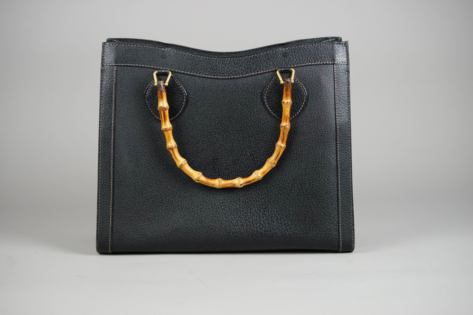 GUCCI BAMBOO HANDBAG LEATHER 0260 BLACK: GUCCI BAMBOO HANDBAG LEATHER 0260 BLACK DIMENSIONS: Width 35cm, height 30cm, depth 13cm COLOUR: Black MATERIAL: Leather ACCESSORIES: N/A CONDITION RANK: C - internal peeling If you have any questions
