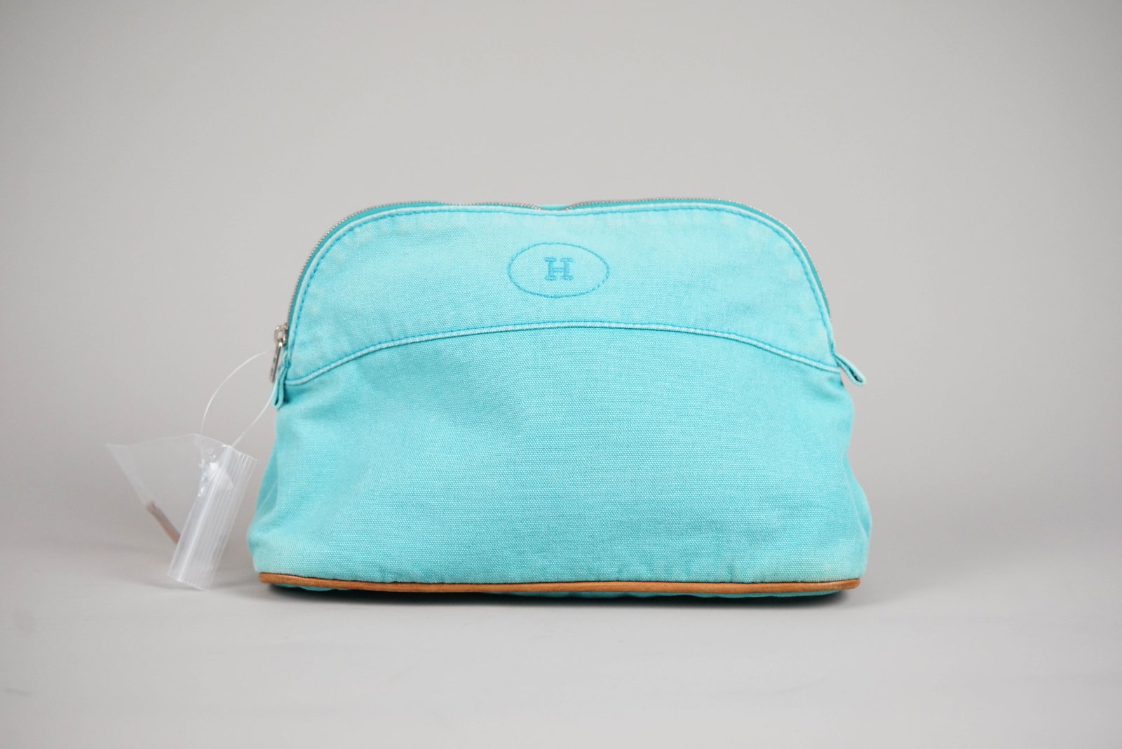 HERMES BOLIDE POUCH MM CANVAS BLUE: HERMES BOLIDE POUCH MM CANVAS BLUE DIMENSIONS: Width 26cm, height 17cm, depth 9cm COLOUR: Blue MATERIAL: Canvas ACCESSORIES: N/A CONDITION RANK: BC If you have any questions regarding this lot please