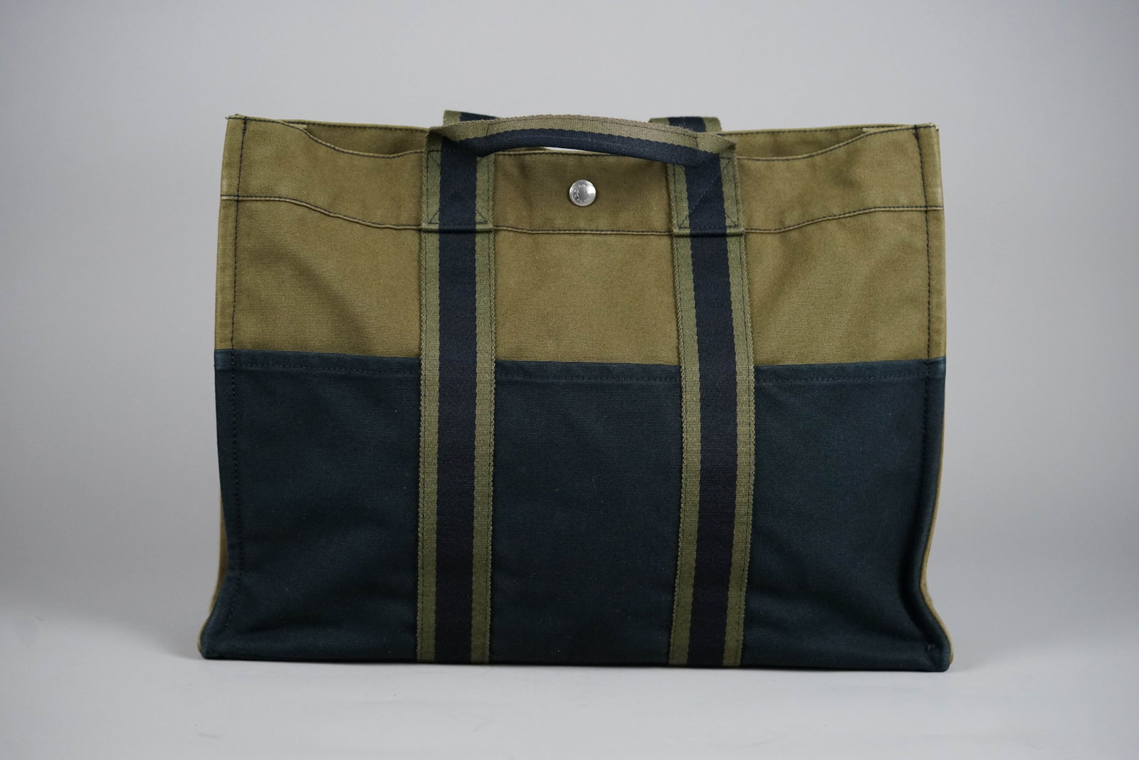 HERMES MM TOTE BAG CANVAS TWO-TONE: HERMES MM TOTE BAG CANVAS TWO-TONE DIMENSIONS: Width 42cm, height 30cm, depth 10cm COLOUR: Blue, green MATERIAL: Canvas ACCESSORIES: N/A CONDITION RANK: B If you have any questions regarding this lot