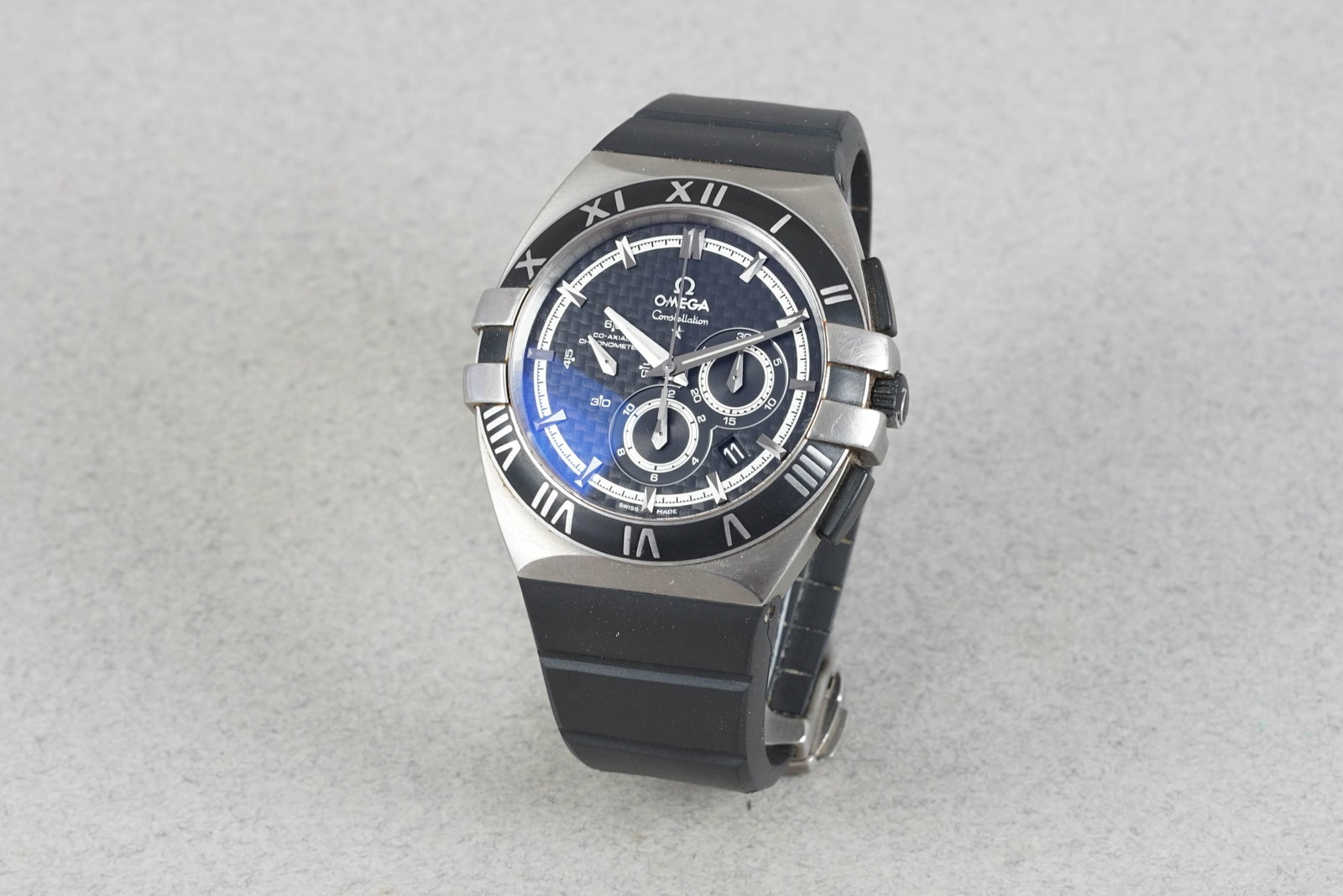 OMEGA CONSTELLATION AUTOMATIC CHRONOGRAPH DOUBLE EAGLE MISSION HILLS WORLD CUP REF. 121.92.41.50.01.: OMEGA CONSTELLATION AUTOMATIC CHRONOGRAPH DOUBLE EAGLE MISSION HILLS WORLD CUP REF. 121.92.41.50.01.001 DIAL: Two tone carbon finish, three registers, date window and hour markers CASE: 43mm titanium