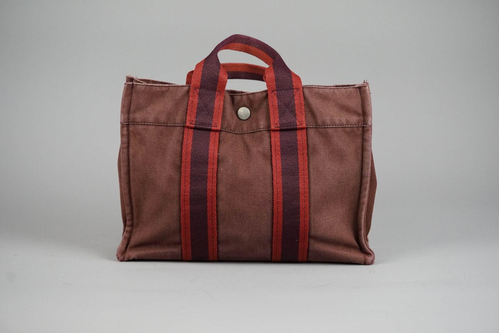 HERMES PM HANDBAG CANVAS BORDEAUX: HERMES PM HANDBAG CANVAS BORDEAUX DIMENSIONS: Width 30cm, height 22cm, depth 8cm COLOUR: tri tone MATERIAL: Canvas ACCESSORIES: N/A CONDITION RANK: BC If you have any questions regarding this lot