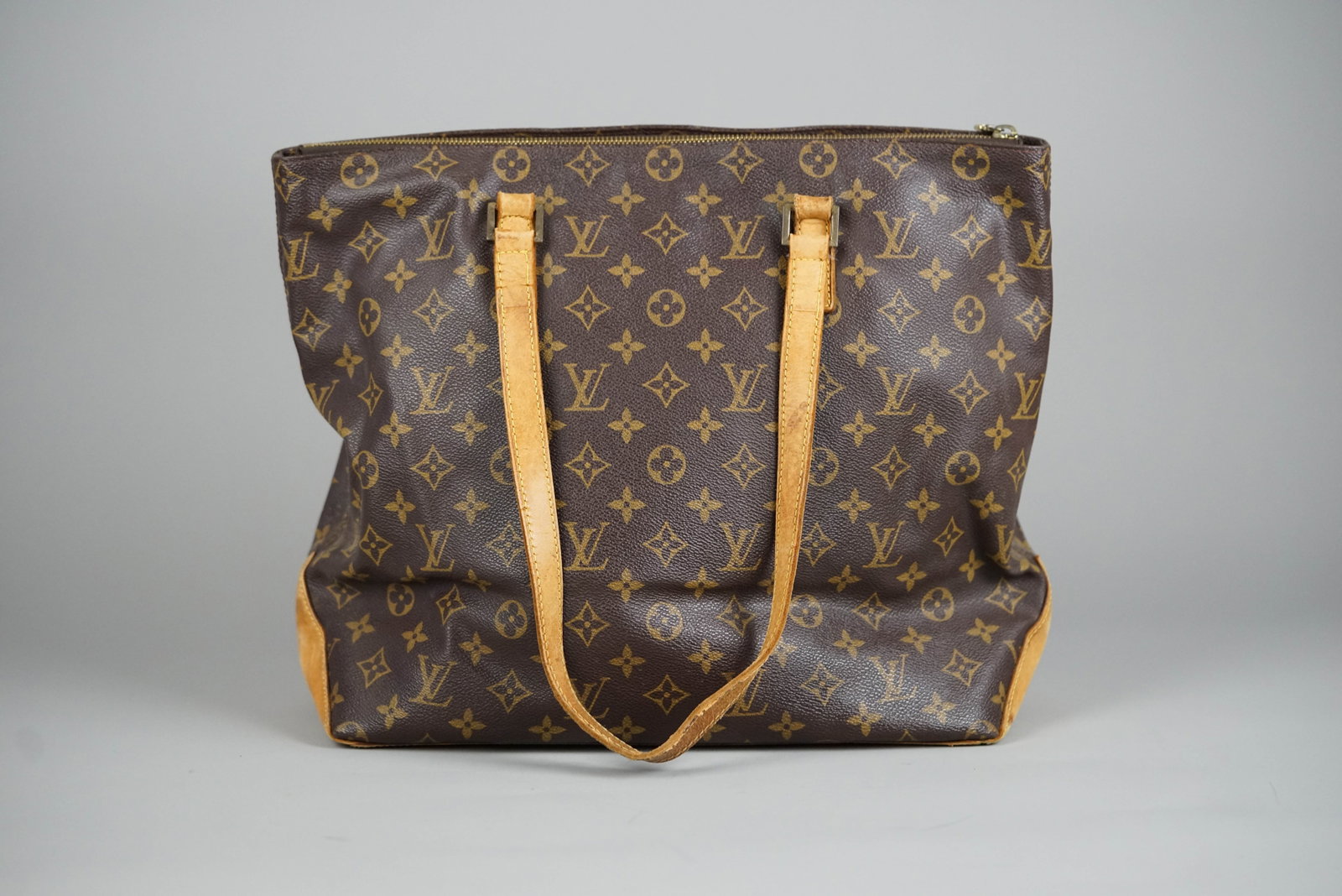 LOUIS VUITTON MONOGRAM CABAMEZZO TOTE BAG M51151 TH0050: LOUIS VUITTON MONOGRAM CABAMEZZO TOTE BAG M51151 TH0050 DIMENSIONS: Width 39cm, height 30cm, depth 15cm COLOUR: Brown ACCESSORIES: N/A CONDITION RANK: BC If you have any questions regarding this lot p