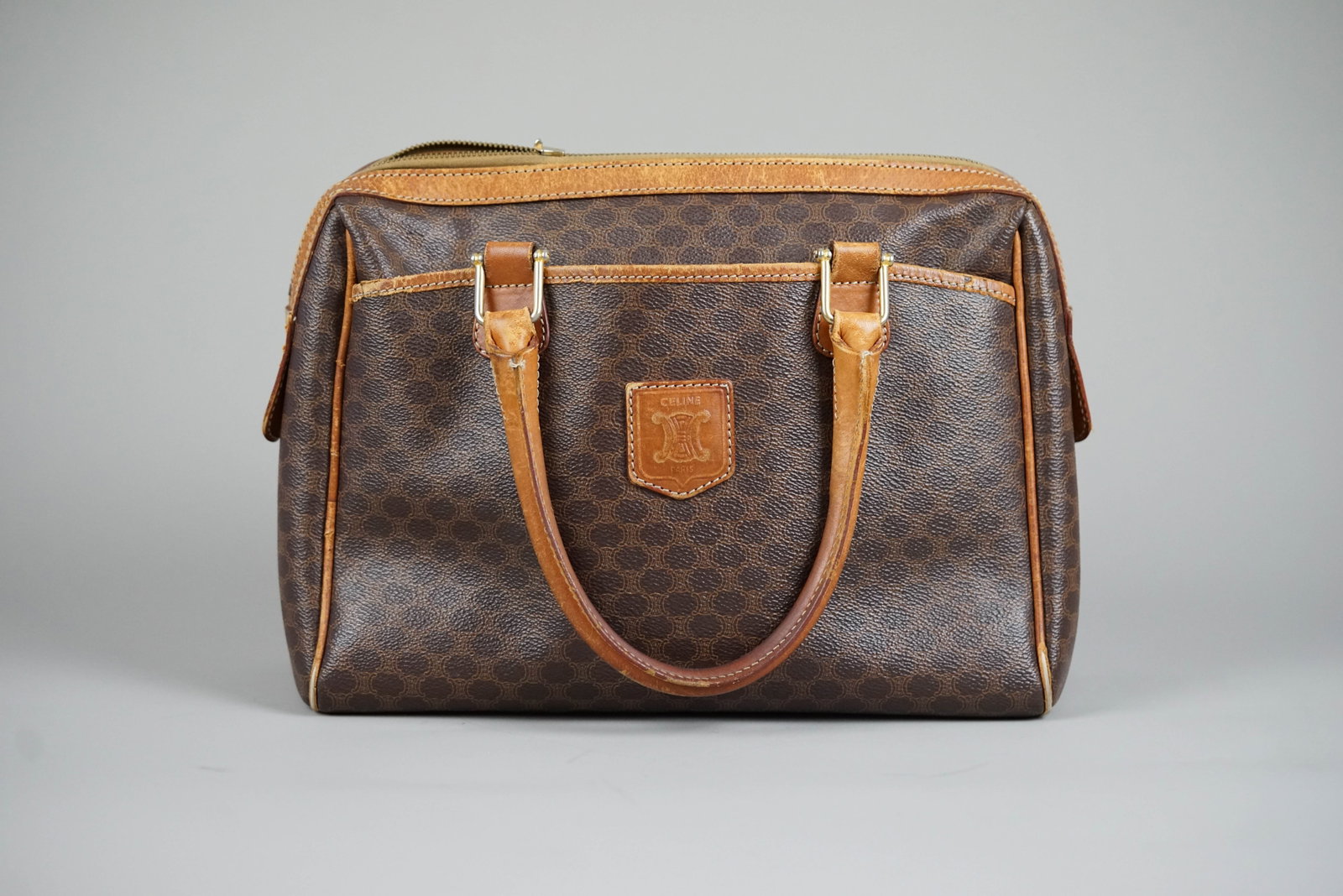 CELINE MACADAM HANDBAG BROWN: CELINE MACADAM HANDBAG BROWN DIMENSIONS: Width 28cm, height 25cm, depth 13cm COLOUR: MATERIAL: ACCESSORIES: card dust bag strap CONDITION RANK: C - no pull tab on zip If you have any questions