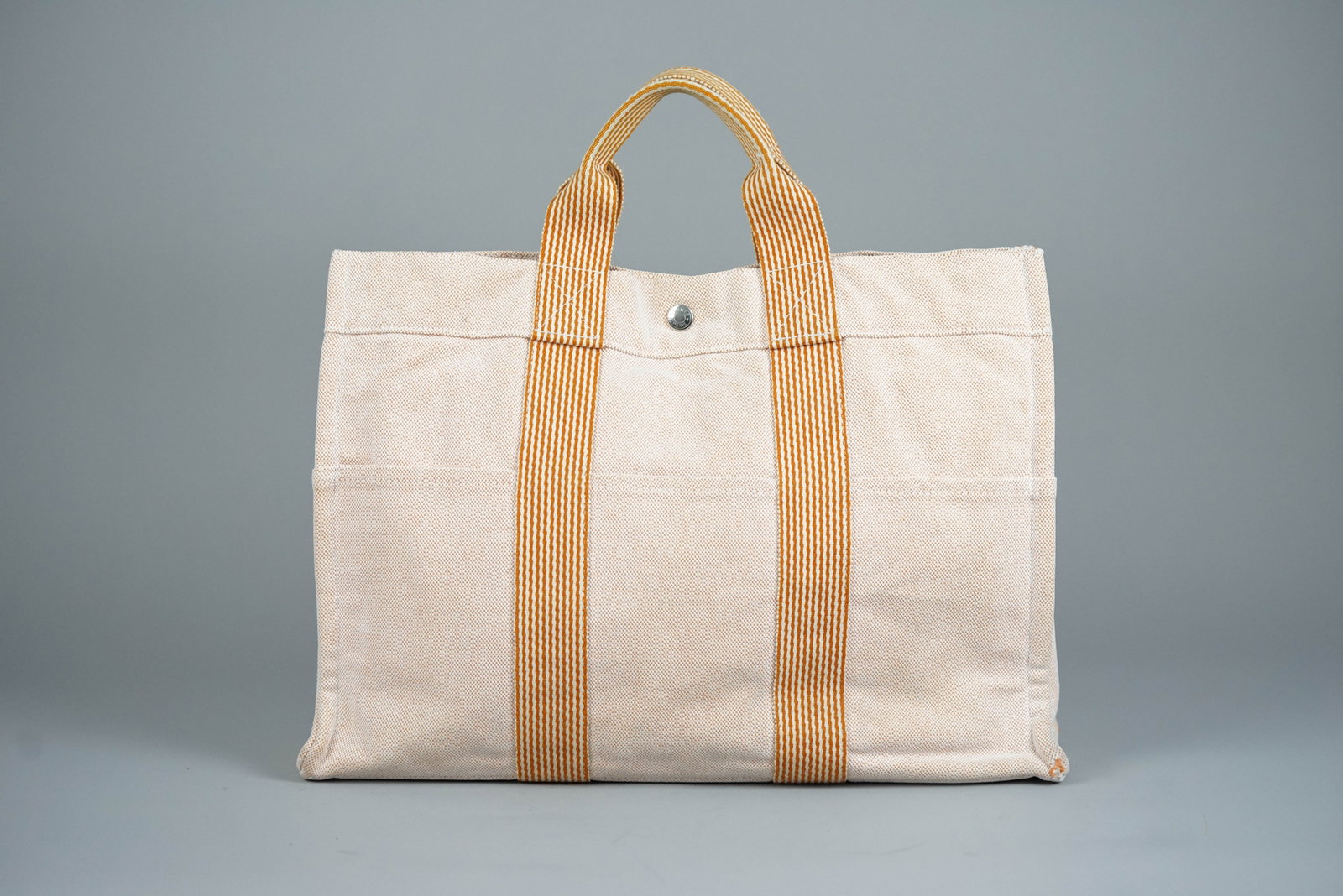 HERMES NEW MM TOTE BAG CANVAS ORANGE: HERMES NEW MM TOTE BAG CANVAS ORANGE DIMENSIONS: Width 42cm, height 30cm, depth 10cm COLOUR: Orange two tone MATERIAL: Canvas ACCESSORIES: N/A CONDITION RANK: B If you have any questions regarding thi