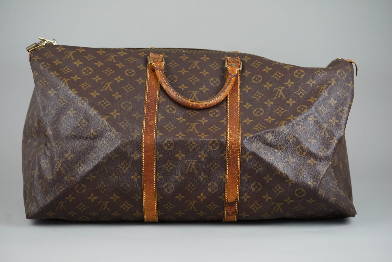 LOUIS VUITTON MONOGRAM KEEPALL 60 BOSTON BAG M41422 SP1904: LOUIS VUITTON MONOGRAM KEEPALL 60 BOSTON BAG M41422 SP1904 DIMENSIONS: Width 60cm, height 33cm, depth 26cm COLOUR: Brown ACCESSORIES: Padlock CONDITION RANK: C If you have any questions regarding