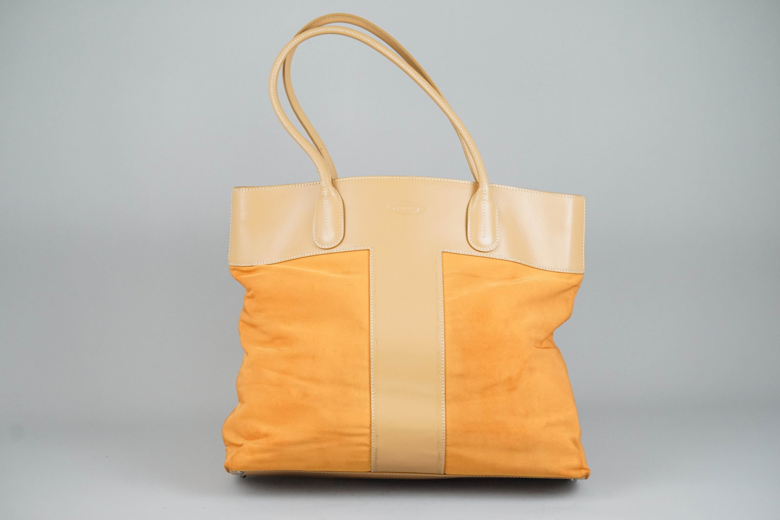 TOD’S TOTE BAG NYLON LEATHER TWO-TONE: TOD’S TOTE BAG NYLON LEATHER TWO-TONE DIMENSIONS: Width 40cm, height 35cm, depth 10cm COLOUR: Orange, light brown MATERIAL: Leather, nylon/canvas ACCESSORIES: N/A CONDITION RANK: B If you have