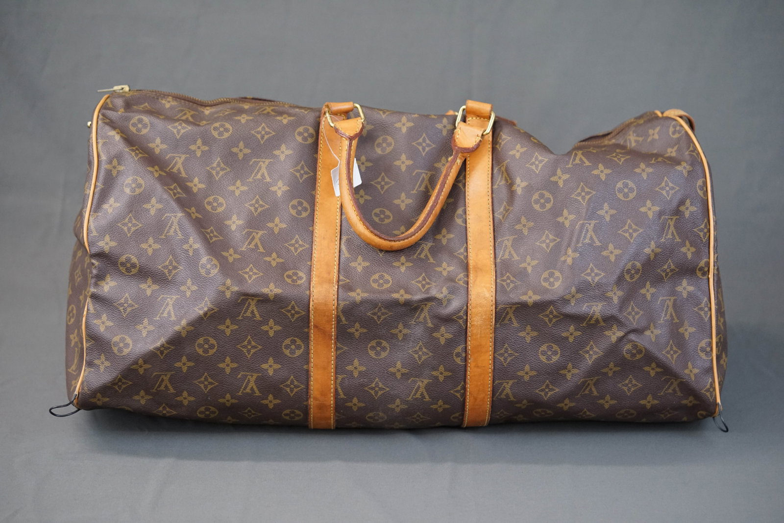 LOUIS VUITTON MONOGRAM 60 KEEPALL BOSTON BAG HOLDALL M41422 SD821: LOUIS VUITTON MONOGRAM 60 KEEPALL BOSTON BAG HOLDALL M41422 SD821, condition rank C, width 60cm, height 30cm, depth 25cm. Wear on corners, wires are protruding. If you have any questions regarding