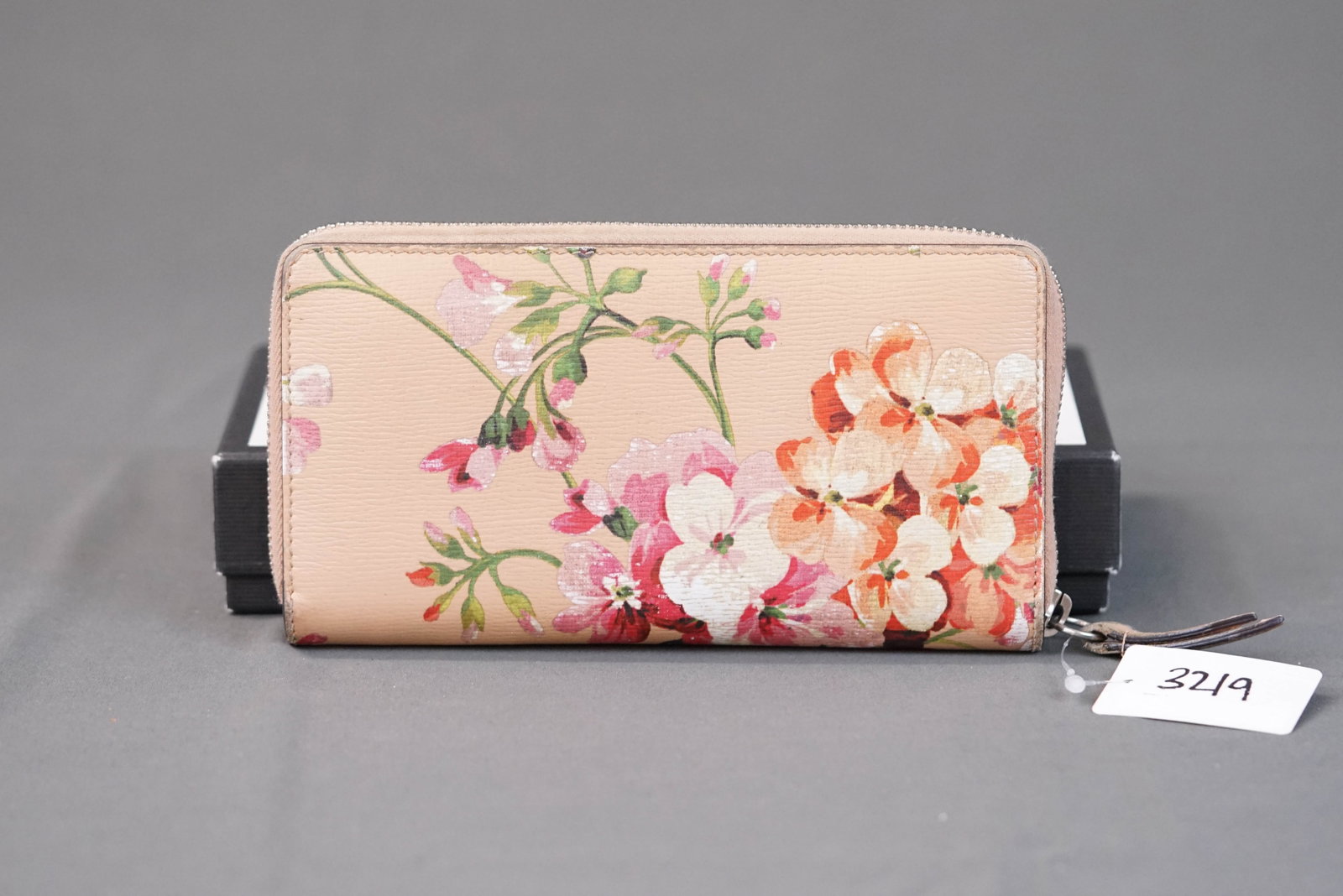 GUCCI GG BLOOMS WALLET 0959: GUCCI GG BLOOMS WALLET 0959 If you have any questions regarding this lot please contact us. For further information on our auction, please refer to our T & Cs. We do not guarantee the accuracy of