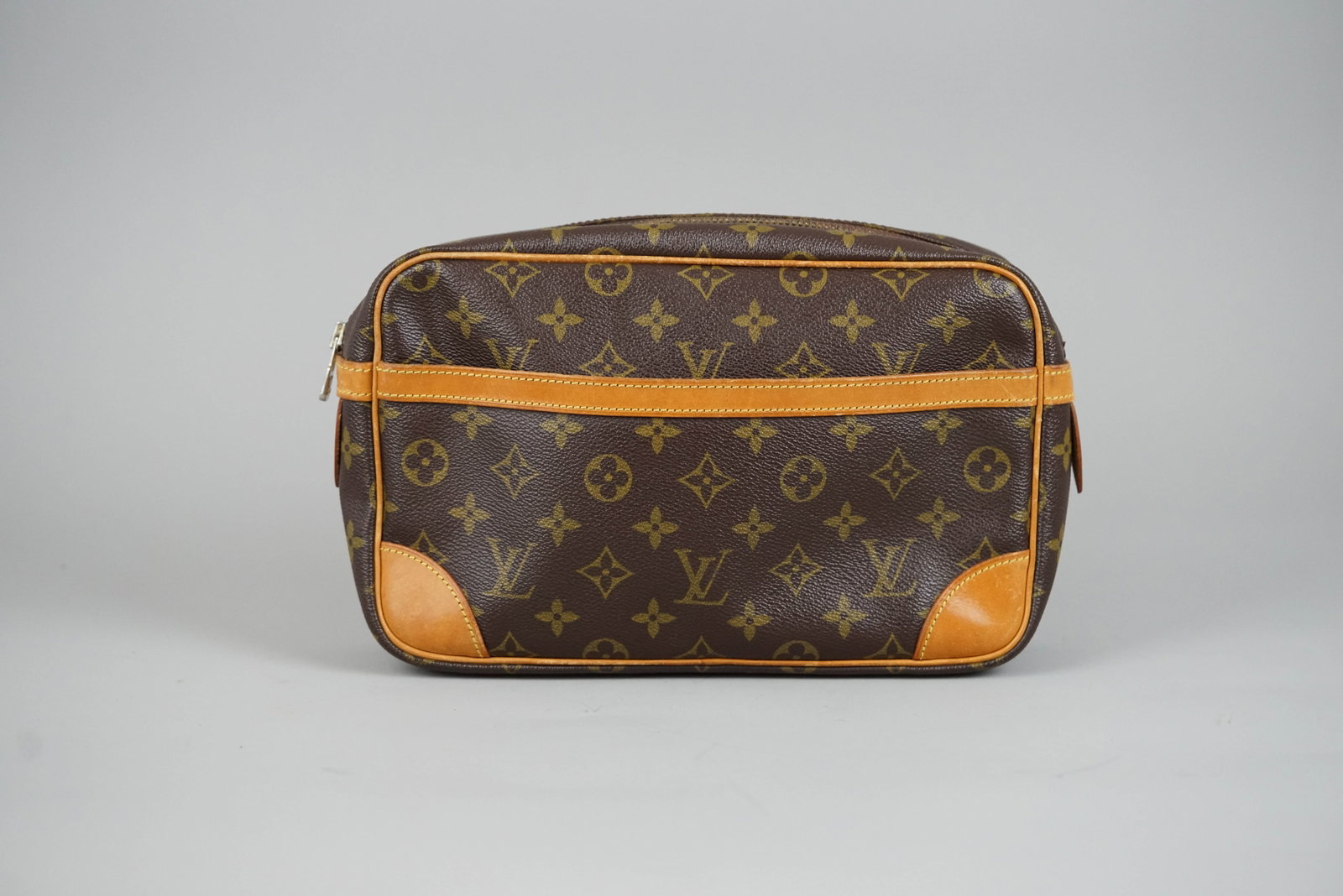 LOUIS VUITTON MONOGRAM COMPIEGNE 28 CLUTCH BAG SECOND BAG M51845 843 CONDITION RANK: BC: LOUIS VUITTON MONOGRAM COMPIEGNE 28 CLUTCH BAG SECOND BAG M51845 843 DIMENSIONS: Width 28cm, height 18cm, depth 7cm COLOUR: Brown ACCESSORIES: N/A CONDITION RANK: BC If you have any questions