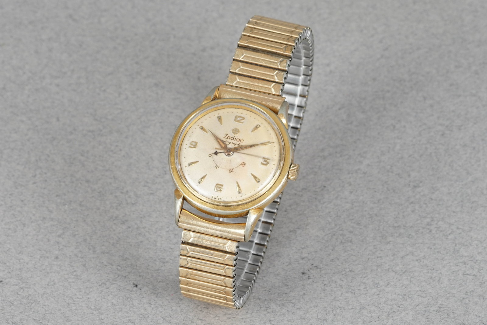 ZODIAC AUTOGRAPHIC GOLD PLATED WRISTWATCH: ZODIAC AUTOGRAPHIC GOLD PLATED WRISTWATCH DIAL: Patina dial with indices, hands with Lume, Zodiac branding CASE: Gold plated stainless steel case 33mm MOVEMENT: Automatic, Zodiac calibre BRACELET OR