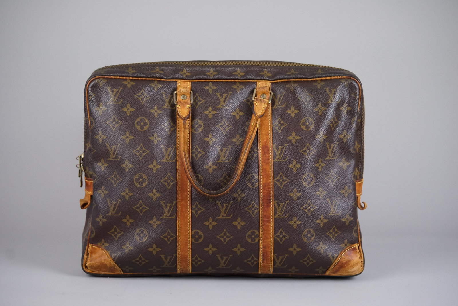 LOUIS VUITTON MONOGRAM PORTE CLEMENT VOYAGE BRIEFCASE M53361 VI0984: LOUIS VUITTON MONOGRAM PORTE CLEMENT VOYAGE BRIEFCASE M53361 VI0984, width 40cm, height 30cm, depth 6cm. If you have any questions regarding this lot please contact us. For further information on our