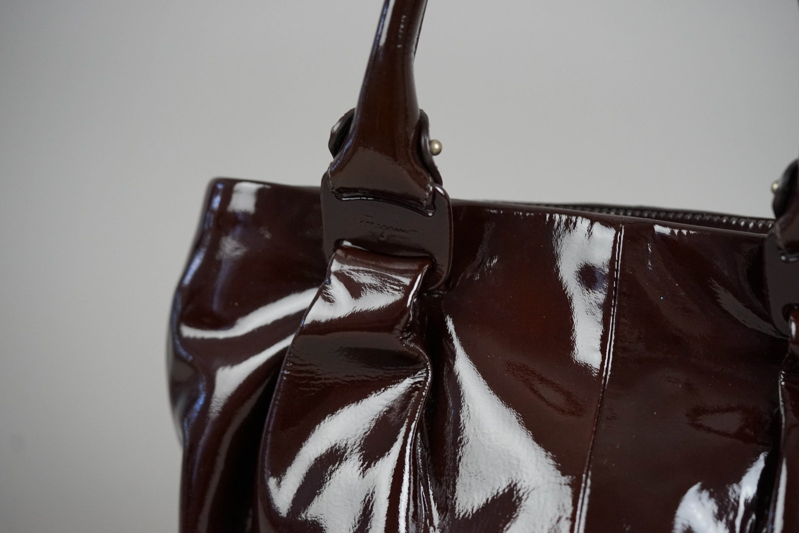 SALVATORE FERRAGAMO VARA HANDBAG ENAMEL BROWN - 4