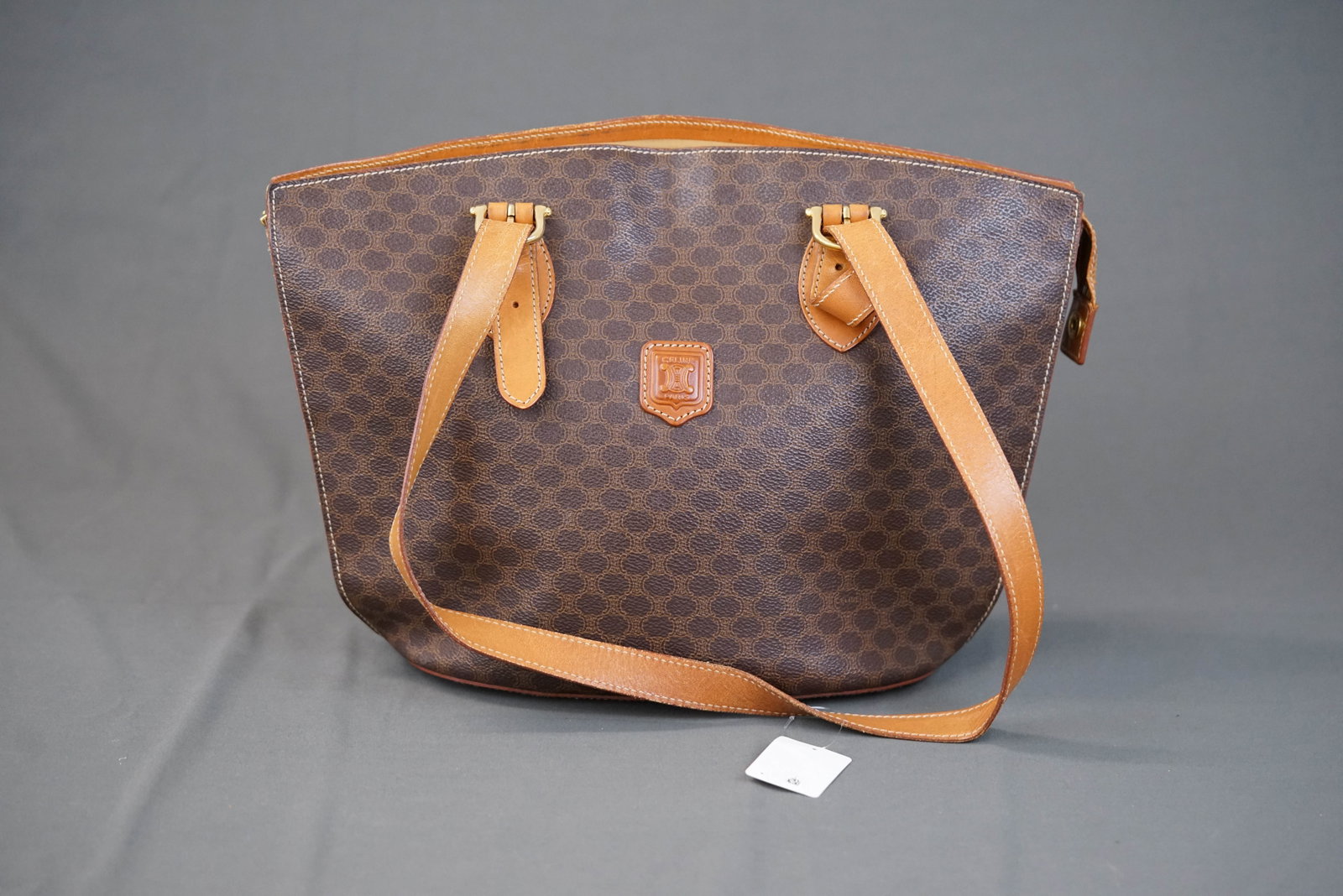 CELINE MACADAM SHOULDER BAG: CELINE MACADAM SHOULDER BAG DIMENSIONS: Width 25cm, height 25cm, depth 12cm COLOUR: brown MATERIAL: coated canvas ACCESSORIES: n/a CONDITION RANK: minor wear If you have any questions regarding this