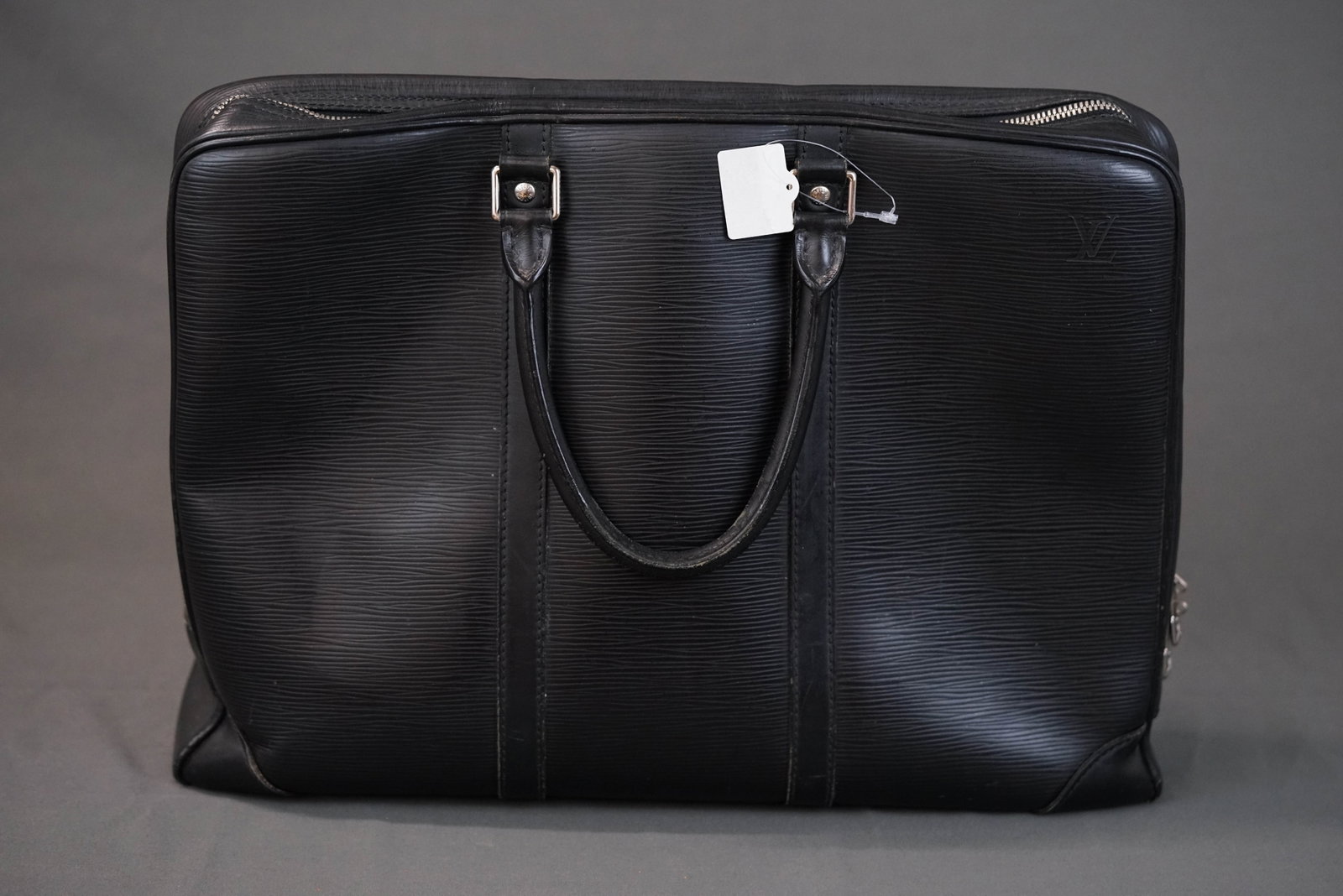LOUIS VUITTON EPI PORTE CLEMENT VOYAGE BRIEFCASE M59162 BA4039: LOUIS VUITTON EPI PORTE CLEMENT VOYAGE BRIEFCASE M59162 BA4039 DIMENSIONS: Width 40cm, height 30cm, depth 6cm COLOUR: black MATERIAL: leather ACCESSORIES: card dust bag strap CONDITION RANK: light