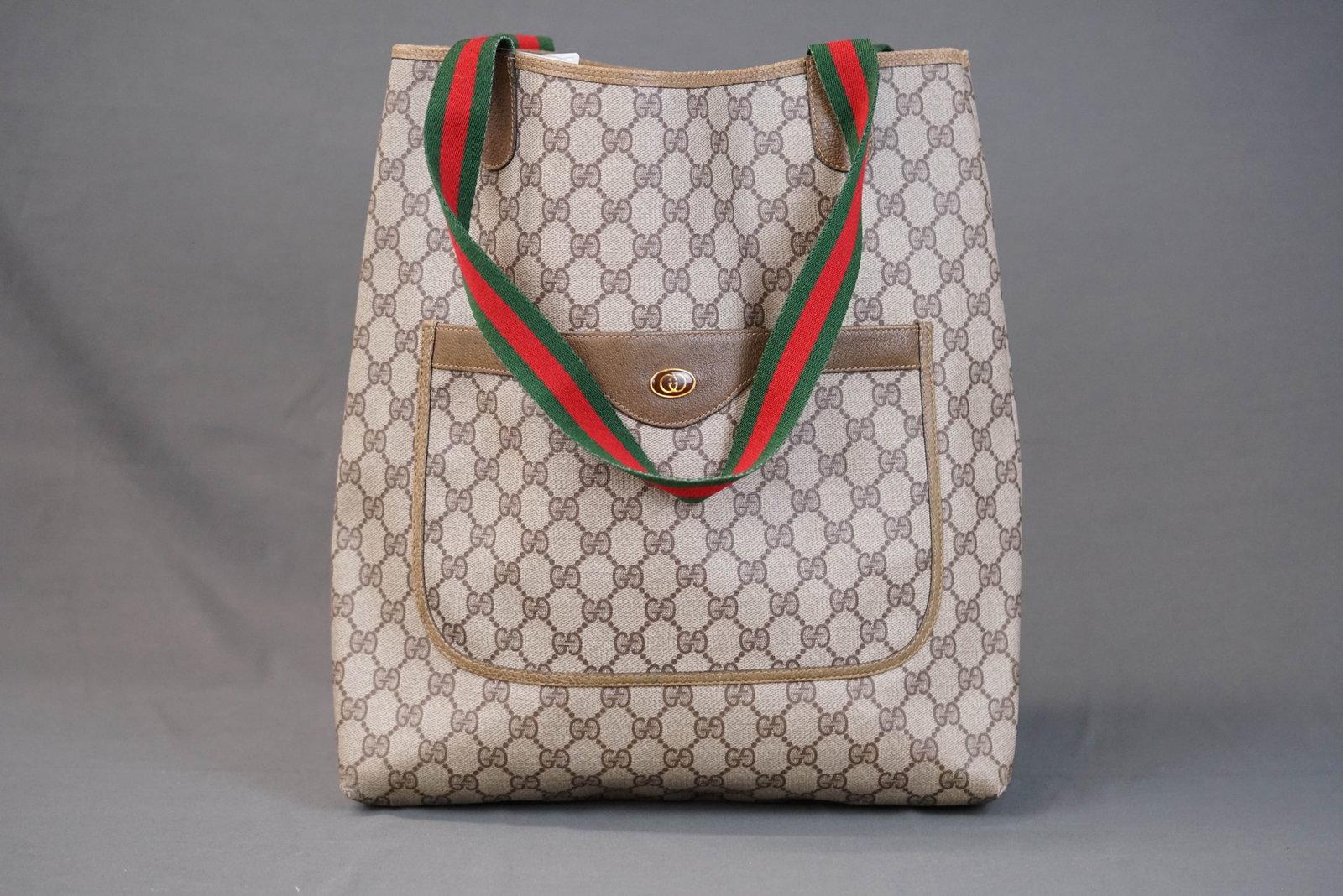GUCCI BROWN TOTE BAG 4487: GUCCI BROWN TOTE BAG 4487 DIMENSIONS: Width 31cm, height 37cm, depth 8cm COLOUR: brown MATERIAL: coated canvas ACCESSORIES: n/a CONDITION RANK: corners worn If you have any questions regarding this