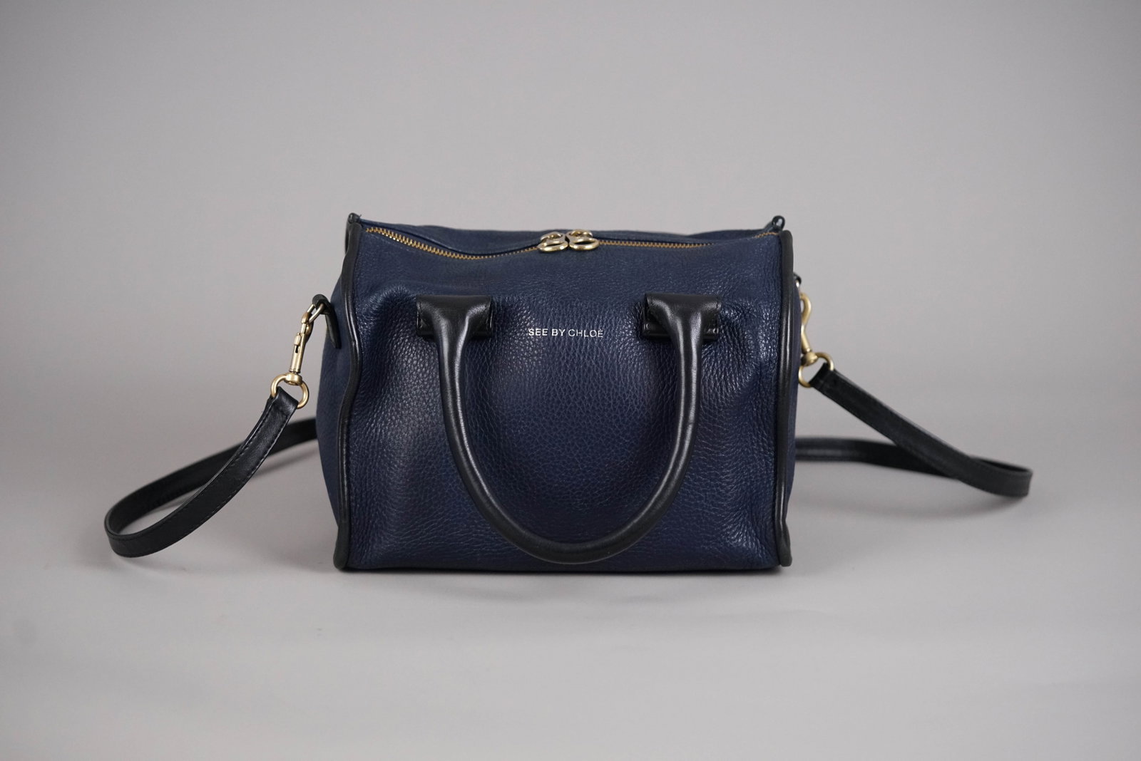 SEE BY CHLOE TWO TONE LEATHER HANDBAG: SEE BY CHLOE TWO TONE LEATHER HANDBAG, width 24cm, height 16cm, depth 11cm. If you have any questions regarding this lot please contact us. For further information on our auction, please refer to our