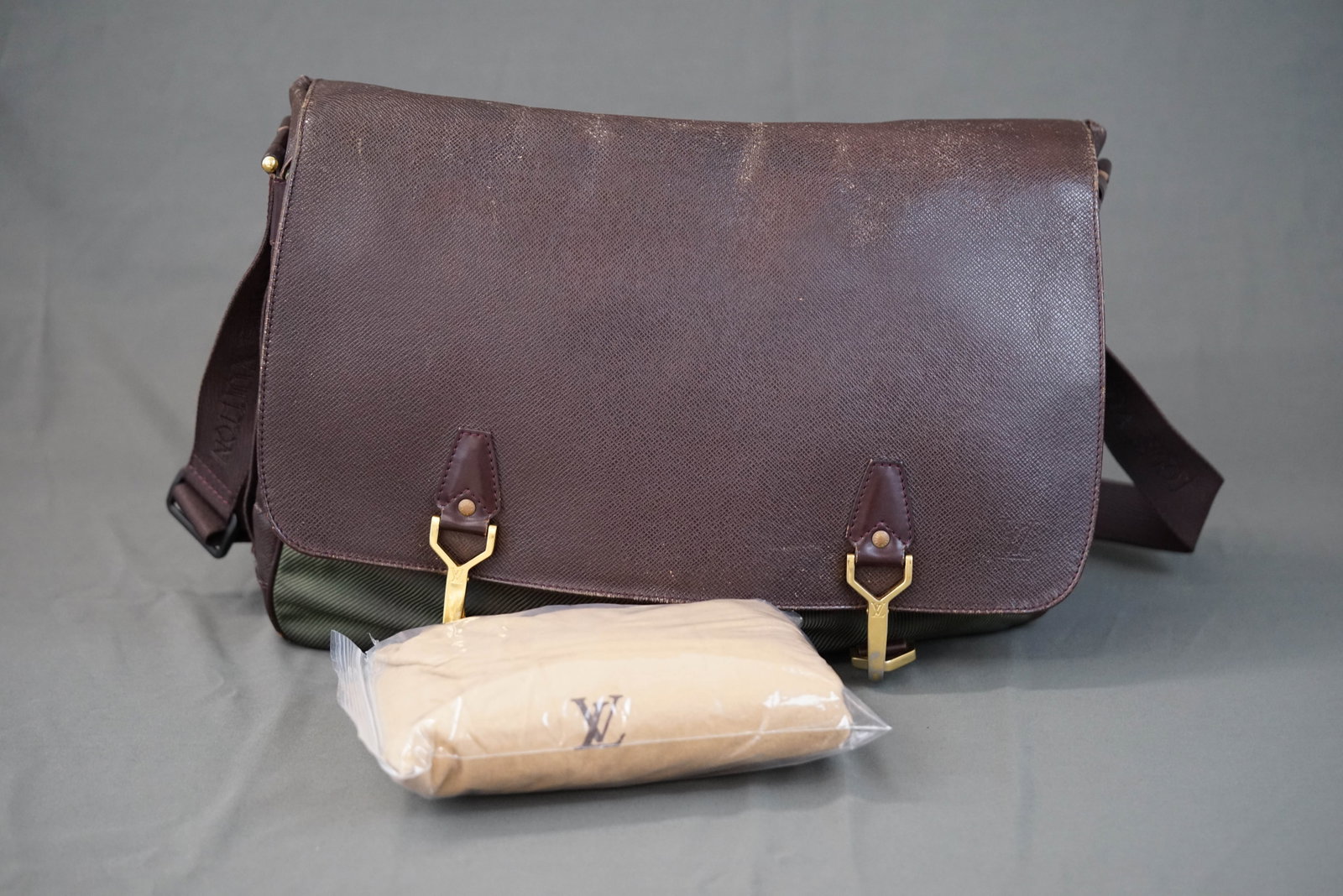 LOUIS VUITTON TAIGA DELVAUX SHOULDER BAG M30166 SP1022: LOUIS VUITTON TAIGA DELVAUX SHOULDER BAG M30166 SP1022, condition rank b, width 40cm, height 29cm, depth 10cm. If you have any questions regarding this lot please contact us. For further information